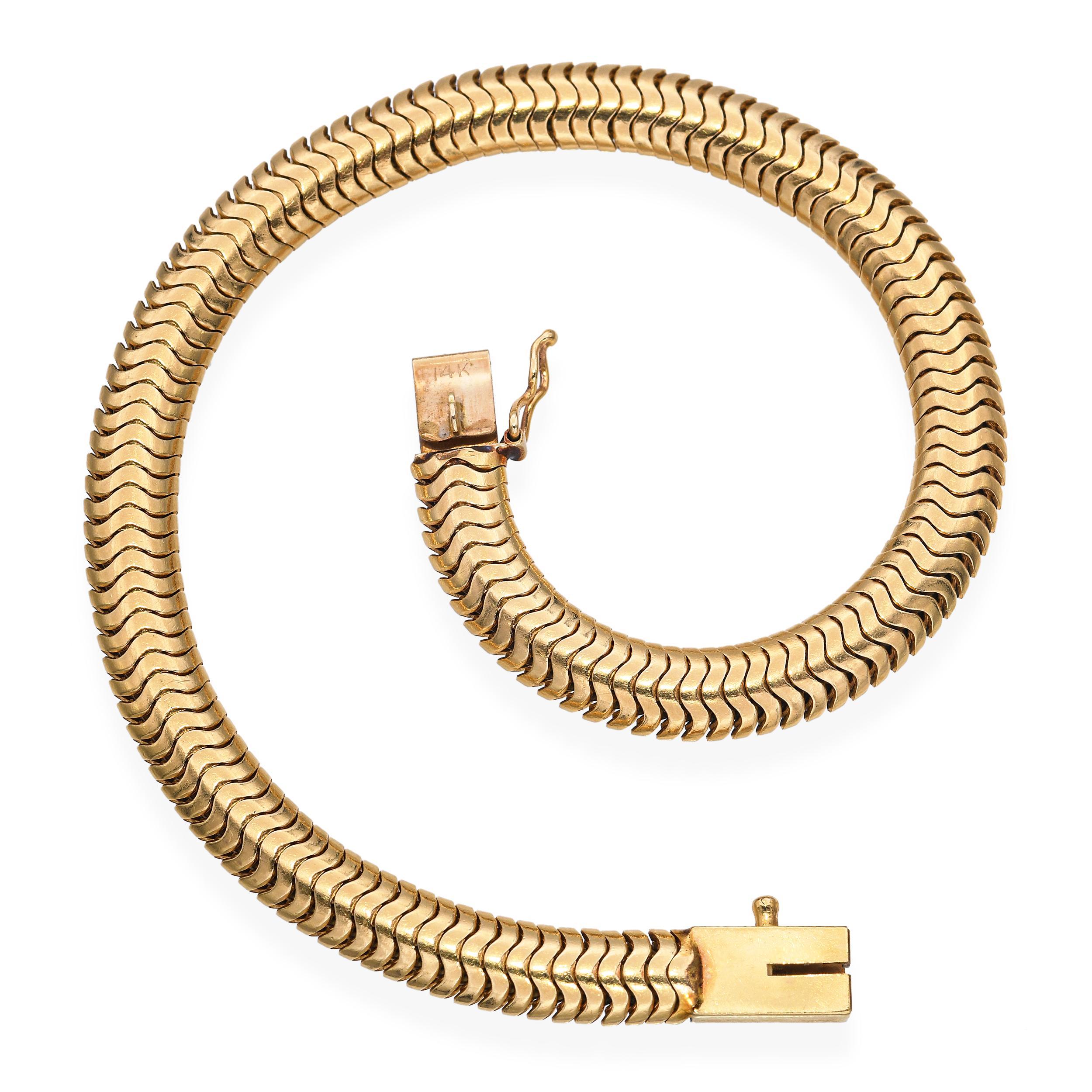 Un braccialetto elegante e raffinato, caratterizzato da un design liscio e continuo con finitura in oro lucido. Il bracciale presenta un motivo flessibile e serpeggiante che crea un look sofisticato e senza tempo. Realizzato con precisione, questo
