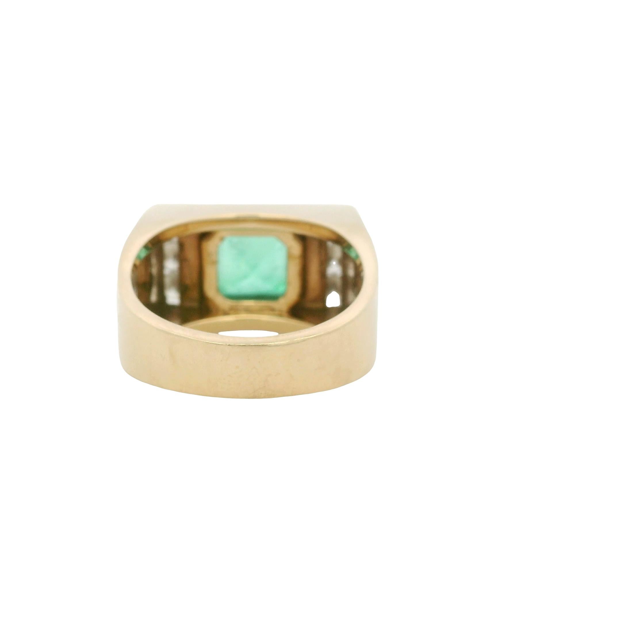 Moderno Anello da uomo vintage in oro giallo 14k con smeraldo e diamanti taglio quadrato in vendita