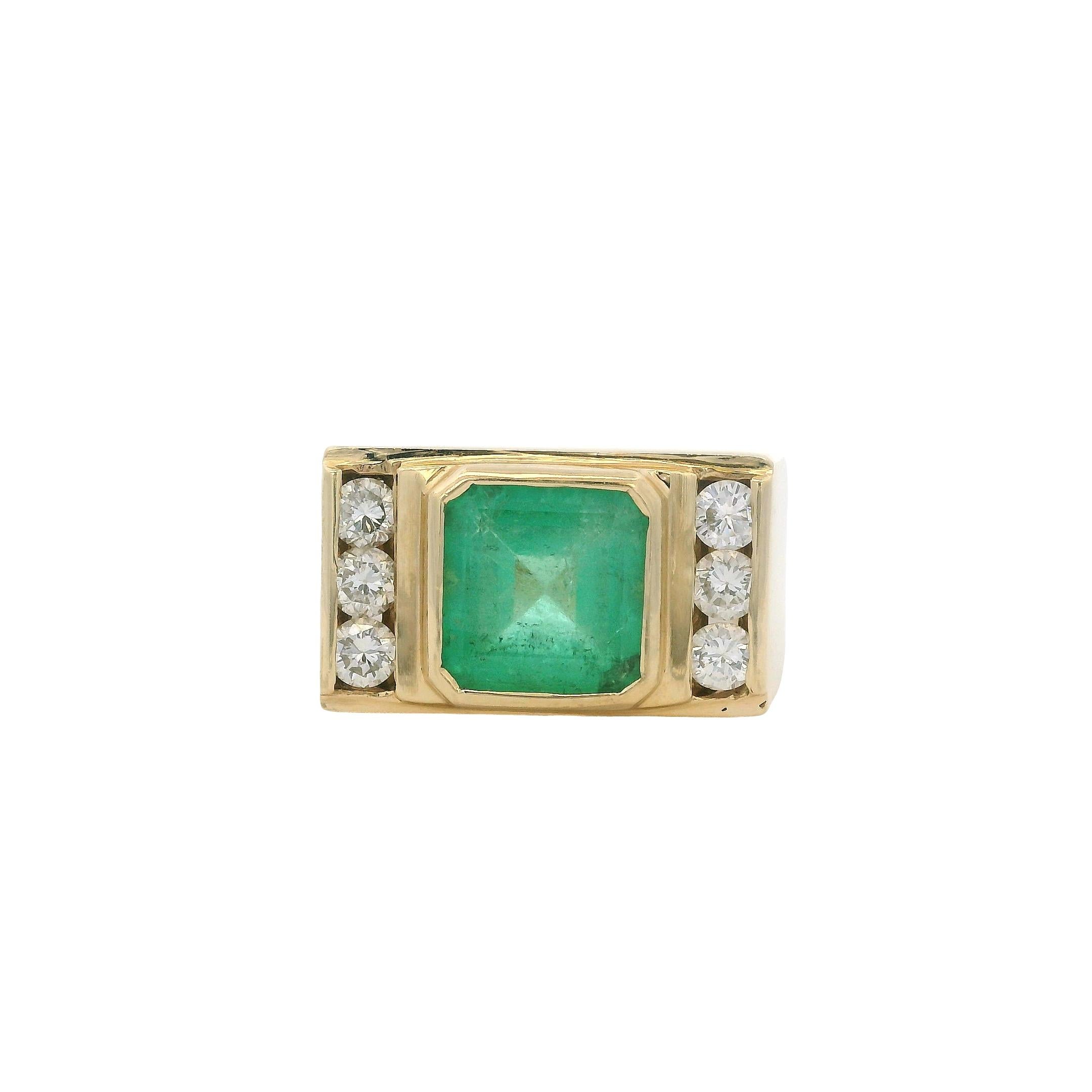 Quadrato Anello da uomo vintage in oro giallo 14k con smeraldo e diamanti taglio quadrato in vendita