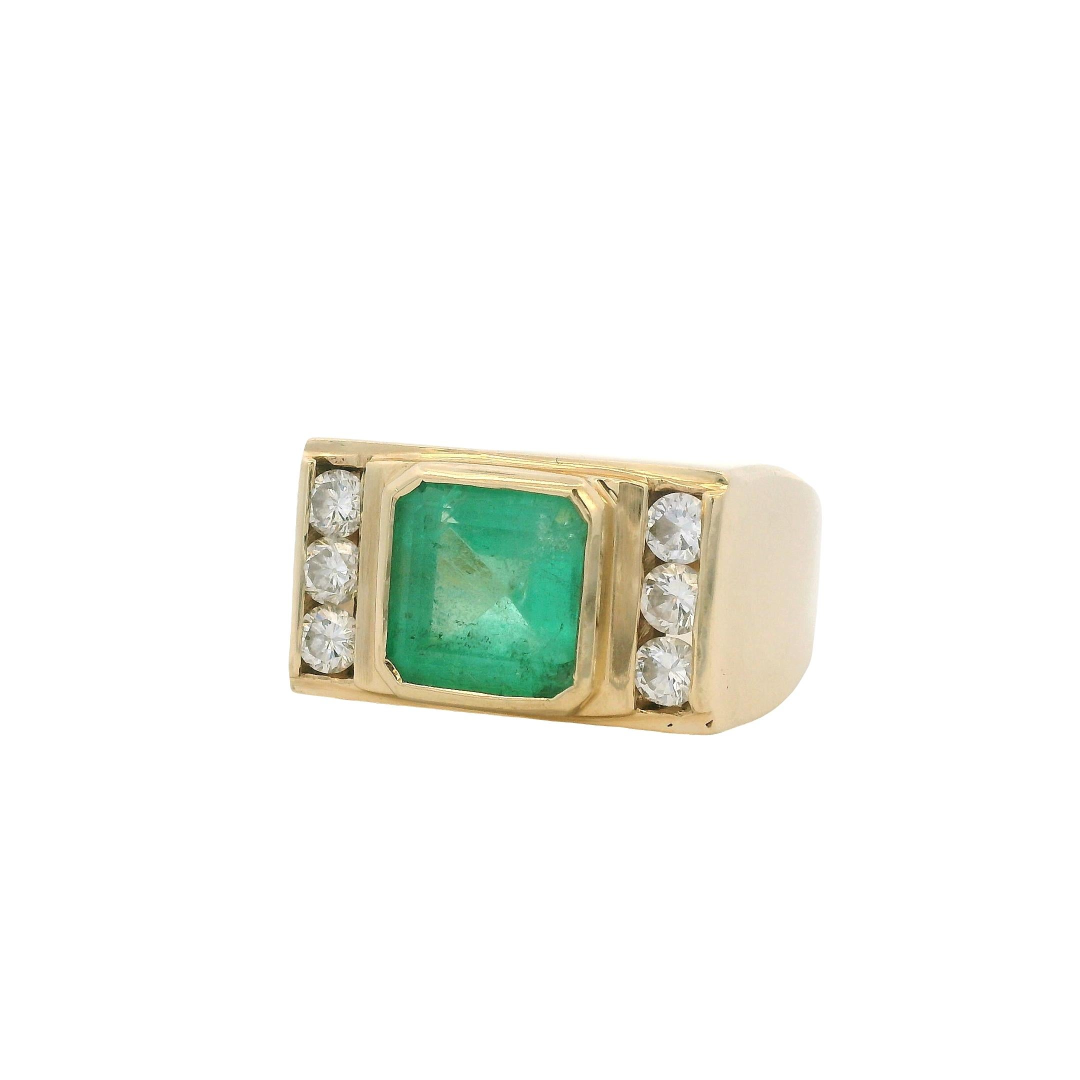 Anello da uomo vintage in oro giallo 14k con smeraldo e diamanti taglio quadrato In condizioni ottime in vendita a Boca Raton, FL
