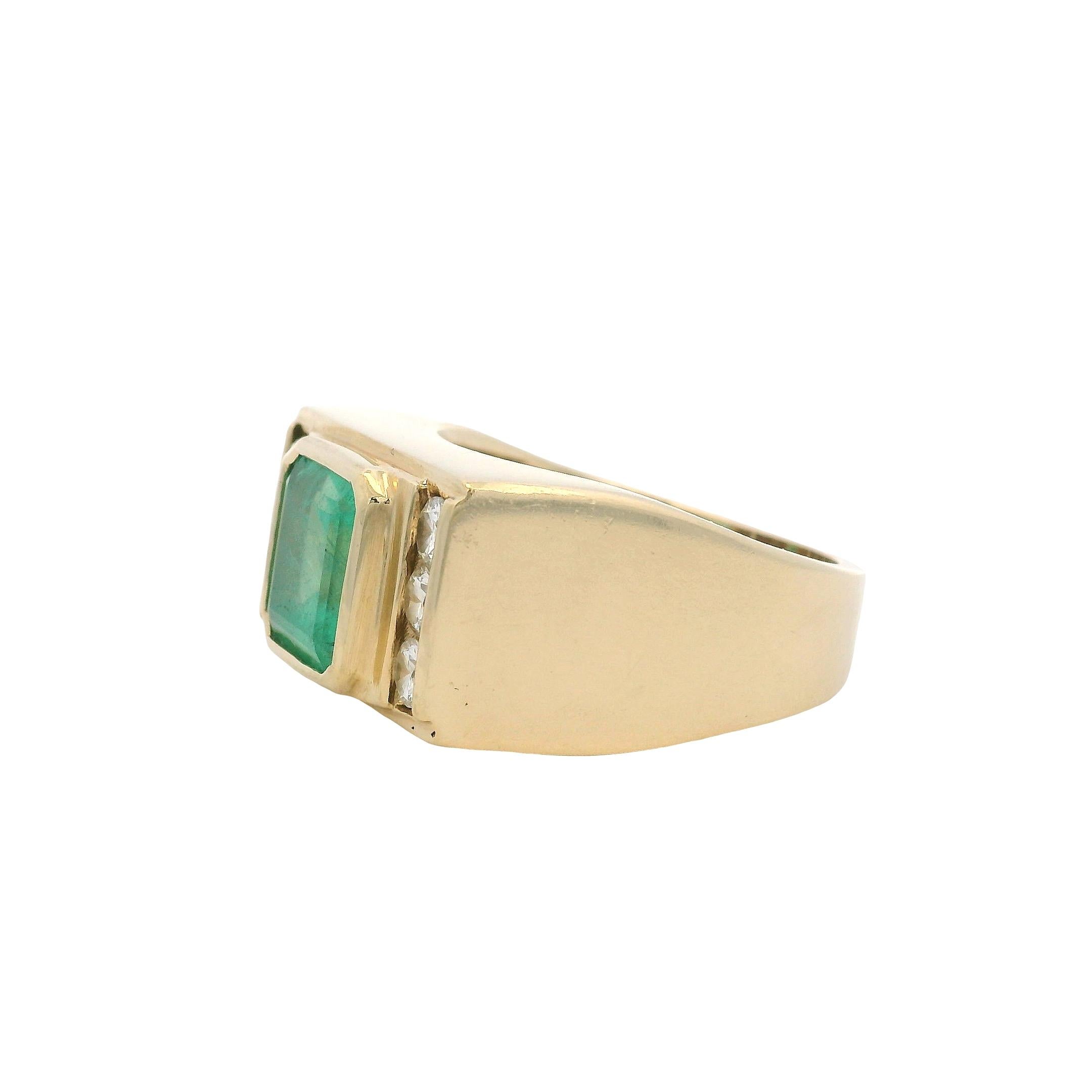 Uomo Anello da uomo vintage in oro giallo 14k con smeraldo e diamanti taglio quadrato in vendita