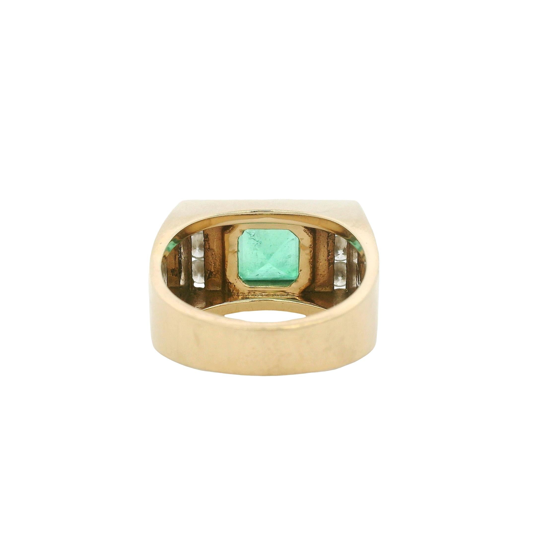 Anello da uomo vintage in oro giallo 14k con smeraldo e diamanti taglio quadrato in vendita 2