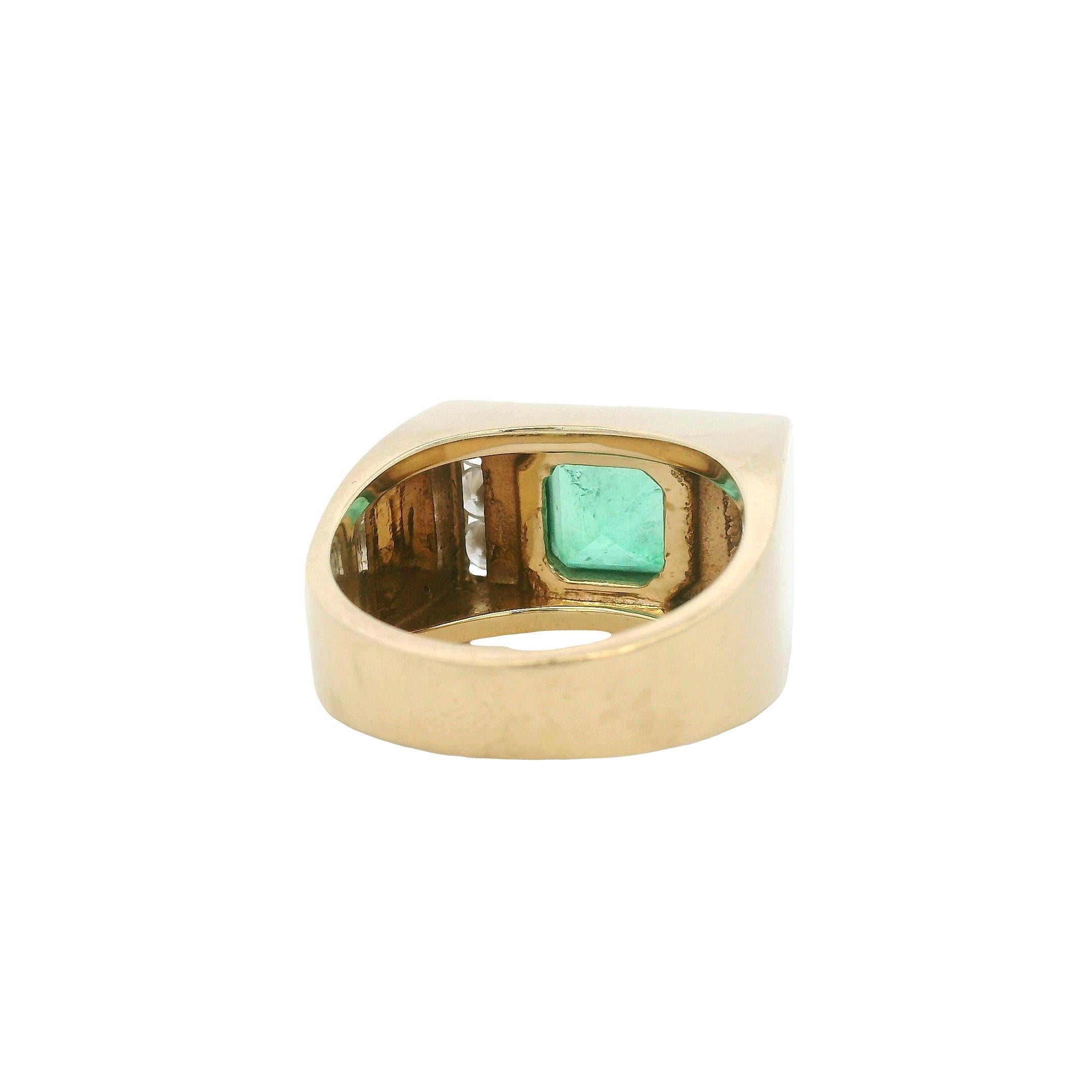 Anello da uomo vintage in oro giallo 14k con smeraldo e diamanti taglio quadrato in vendita 3