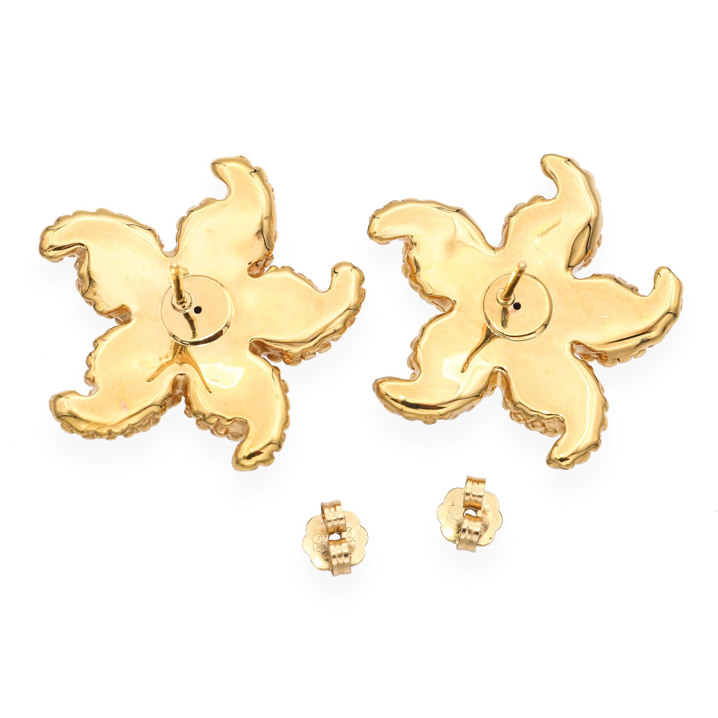 Diese Vintage-Ohrstecker sind aus 14-karätigem Gelbgold gefertigt und mit einem charmanten Seesternmuster versehen. Die fein strukturierte Oberfläche verleiht dem verspielten Motiv Dimension und einen Hauch von Realismus. Sie sind klein und leicht