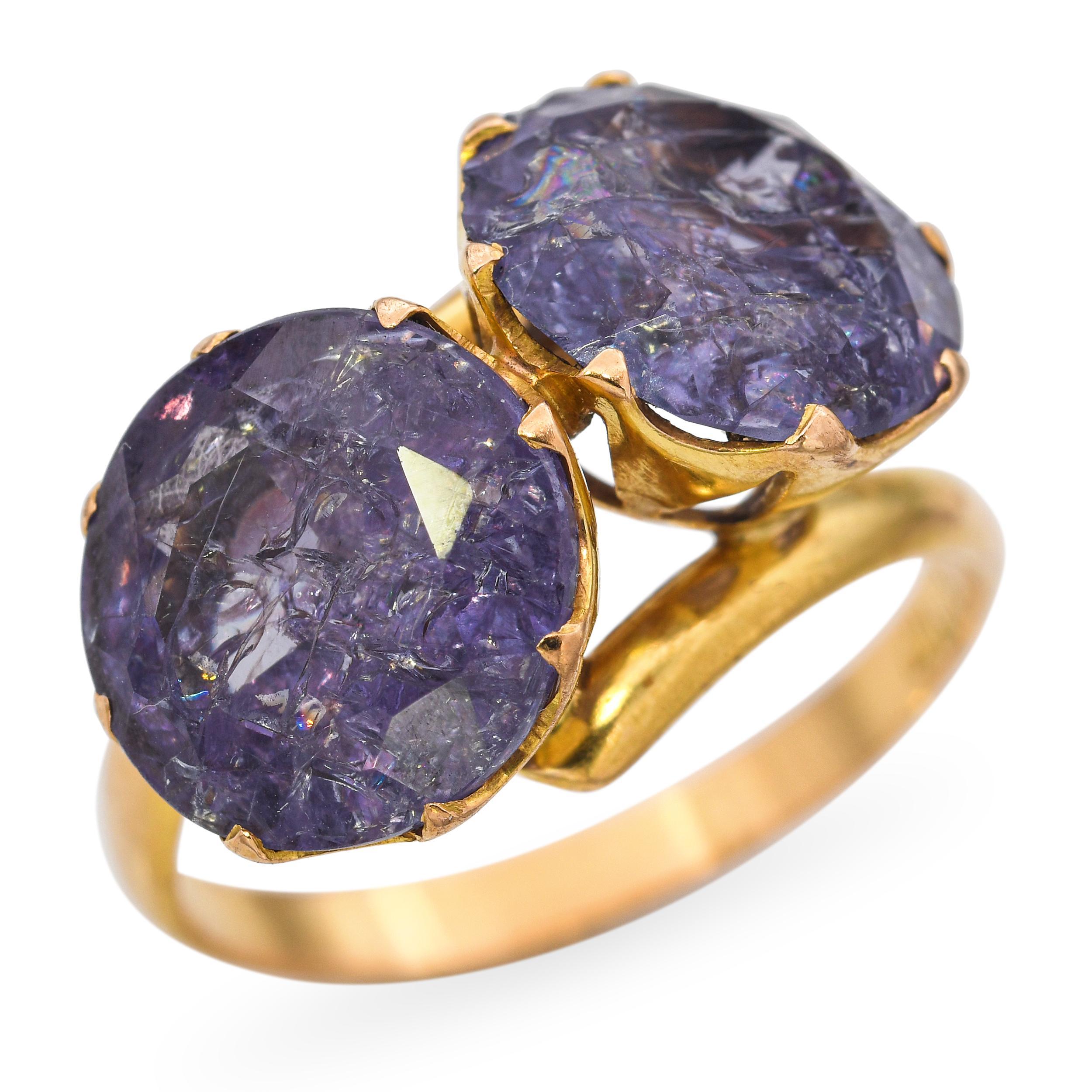 Dieser Vintage-Ring von Toi et Moi ist aus 14-karätigem Gelbgold gefertigt und zeigt zwei lebhafte synthetische Alexandrit-Steine in einer romantischen Anordnung nebeneinander. Die Steine zeigen wunderschöne Farbschattierungen, die unter