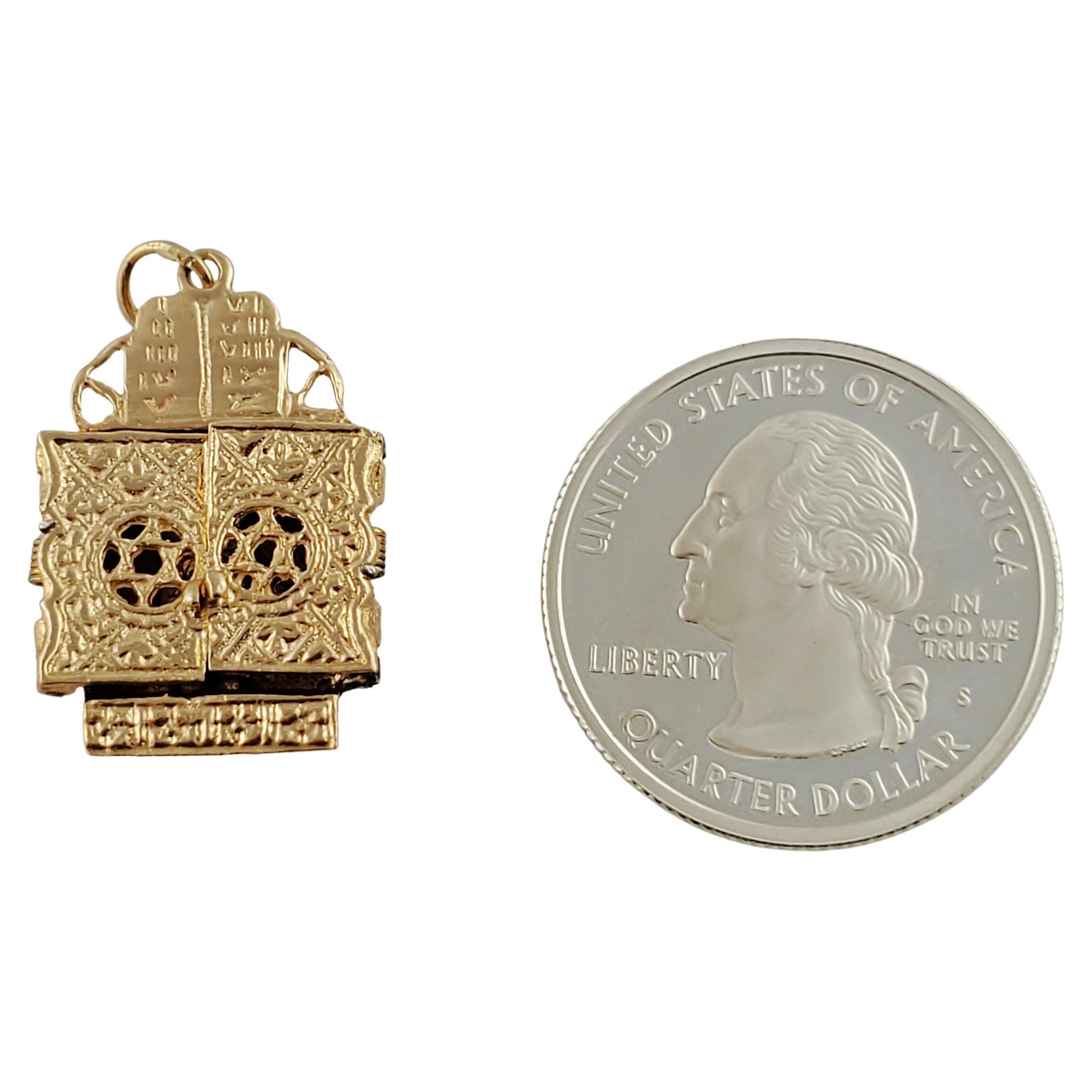 Vintage 14K Yellow Gold Tabernacle Charm

Beautiful tabernacle charm detailed in 14K gold.

Size: 22.91mm X 15.9mm

Weight: 5.5 gr / 3.5 dwt

Hallmark: 14K

Very good condition, professionally polished.

Will come packaged in a gift box and will be