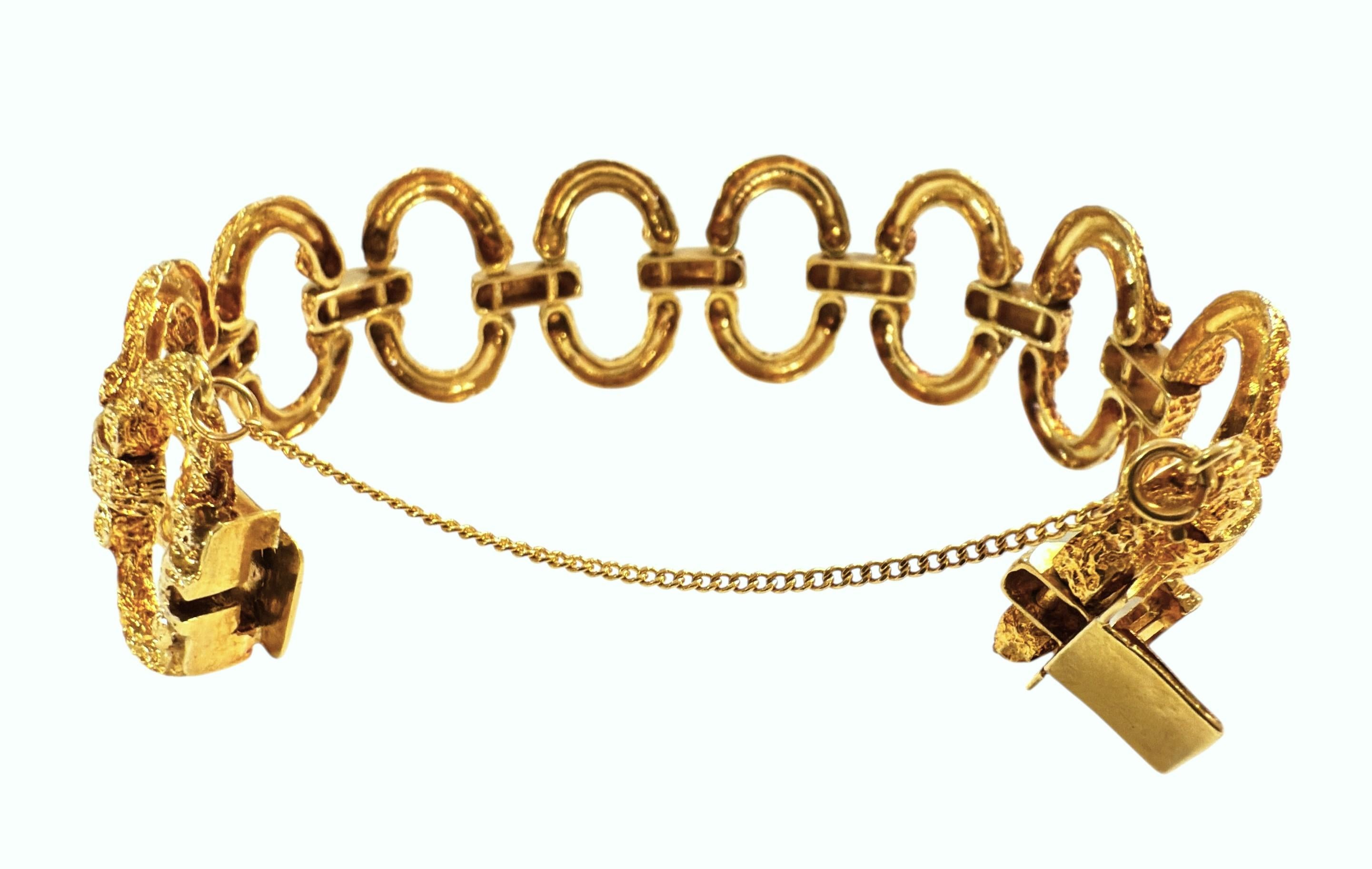 ¡Esta pulsera es simplemente magnífica!  Tiene una textura parecida a la corteza y la artesanía es simplemente magnífica.  La pulsera mide 15 cm de largo y 0,95 cm de ancho.  Está unida por preciosos eslabones hechos a mano.  Tiene un cierre de