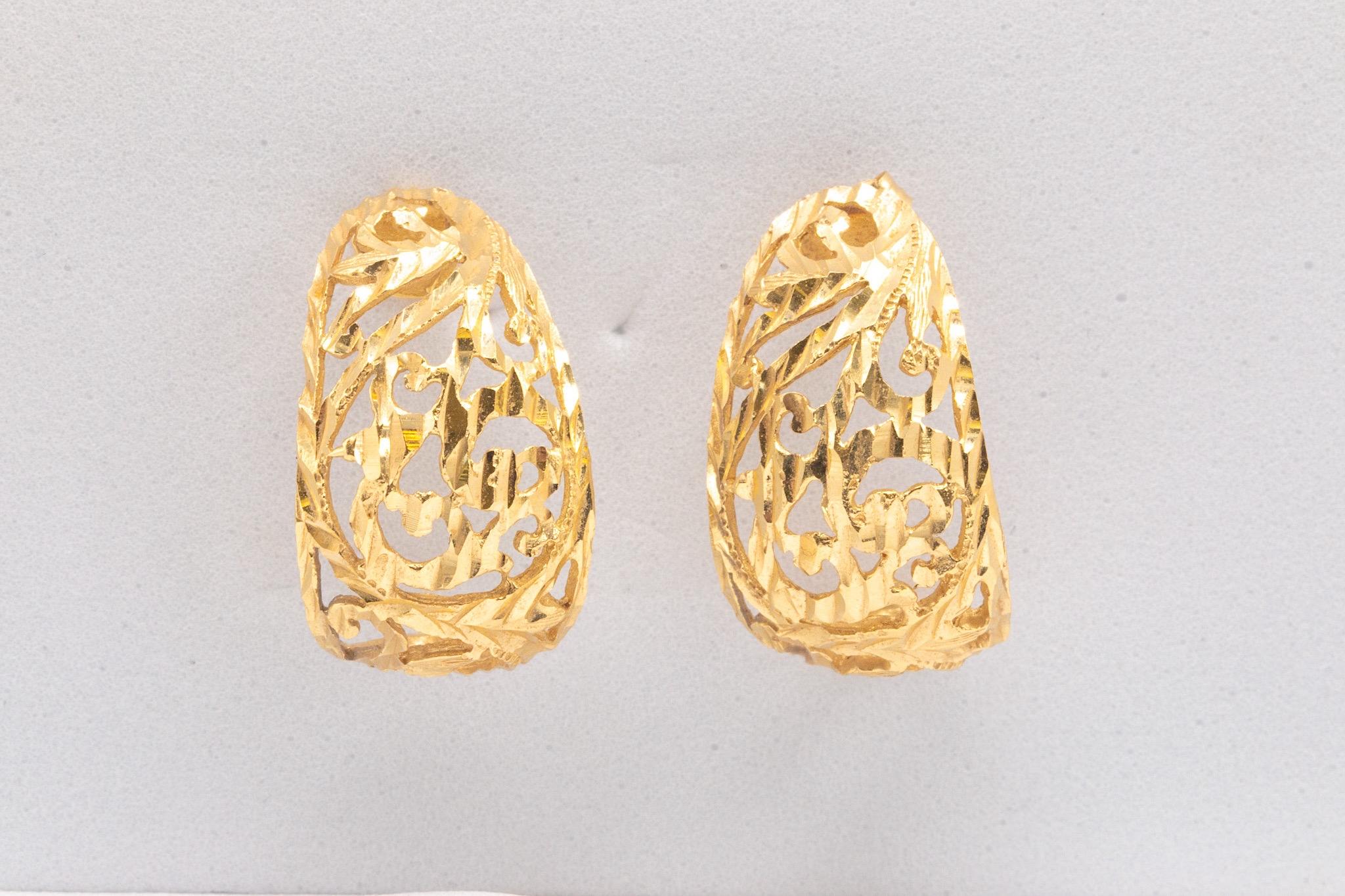 Vintage 14K Gelbgold Texturierte J-Hoop-Ohrringe

Diese auffälligen Vintage-Ohrringe sind aus 14-karätigem Gelbgold gefertigt und weisen ein wunderschönes, strukturiertes Design auf, das Tiefe und Charakter verleiht. Mit einem Gewicht von 4,2 Gramm