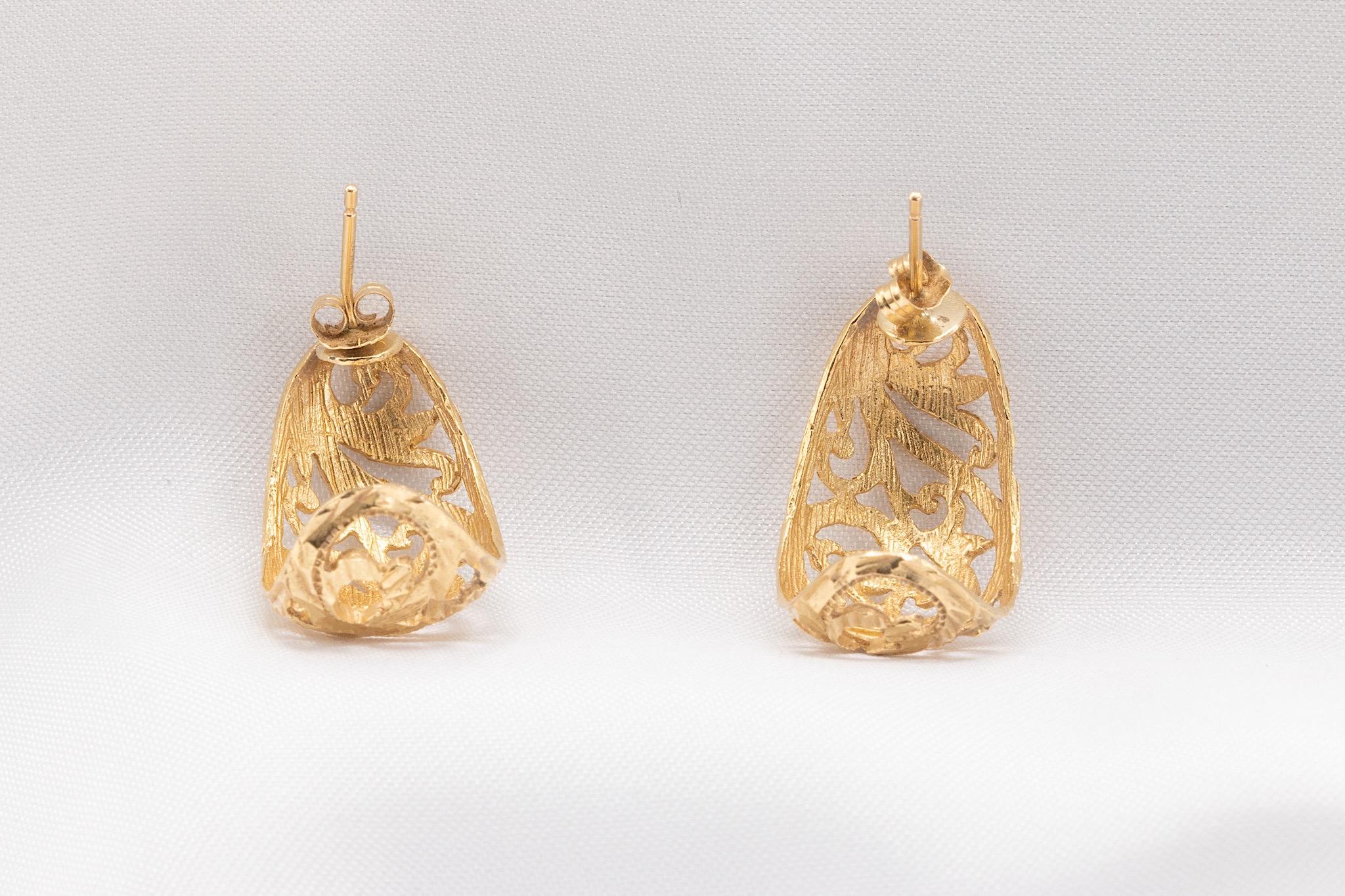 Vintage 14k Gelbgold Texturierte J-Creolen-Ohrringe im Zustand „Gut“ in Houston, TX