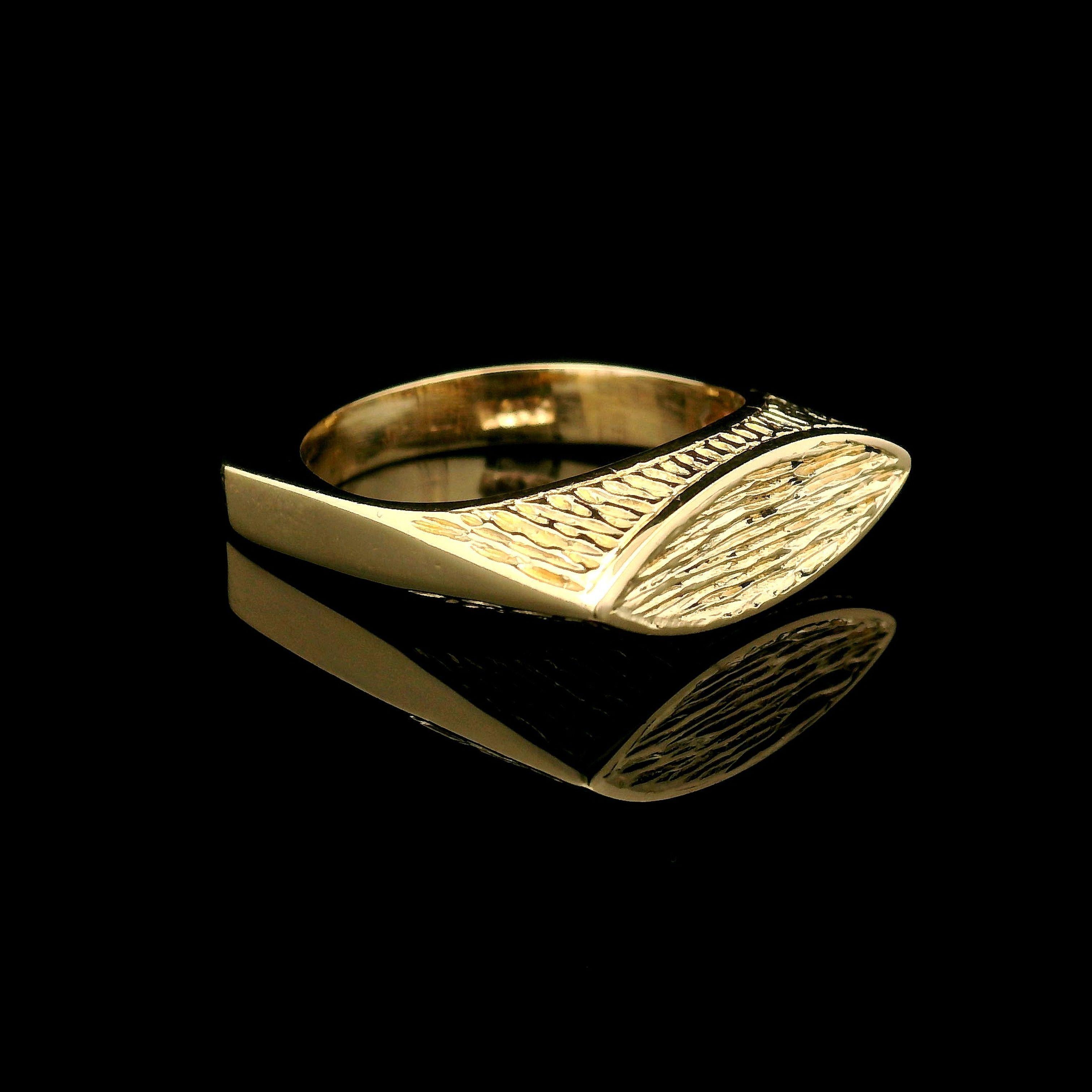 Vintage 14k Yellow Gold Textured Marquise Squared Shank Band Ring In Good Condition For Sale In Montclair, NJ