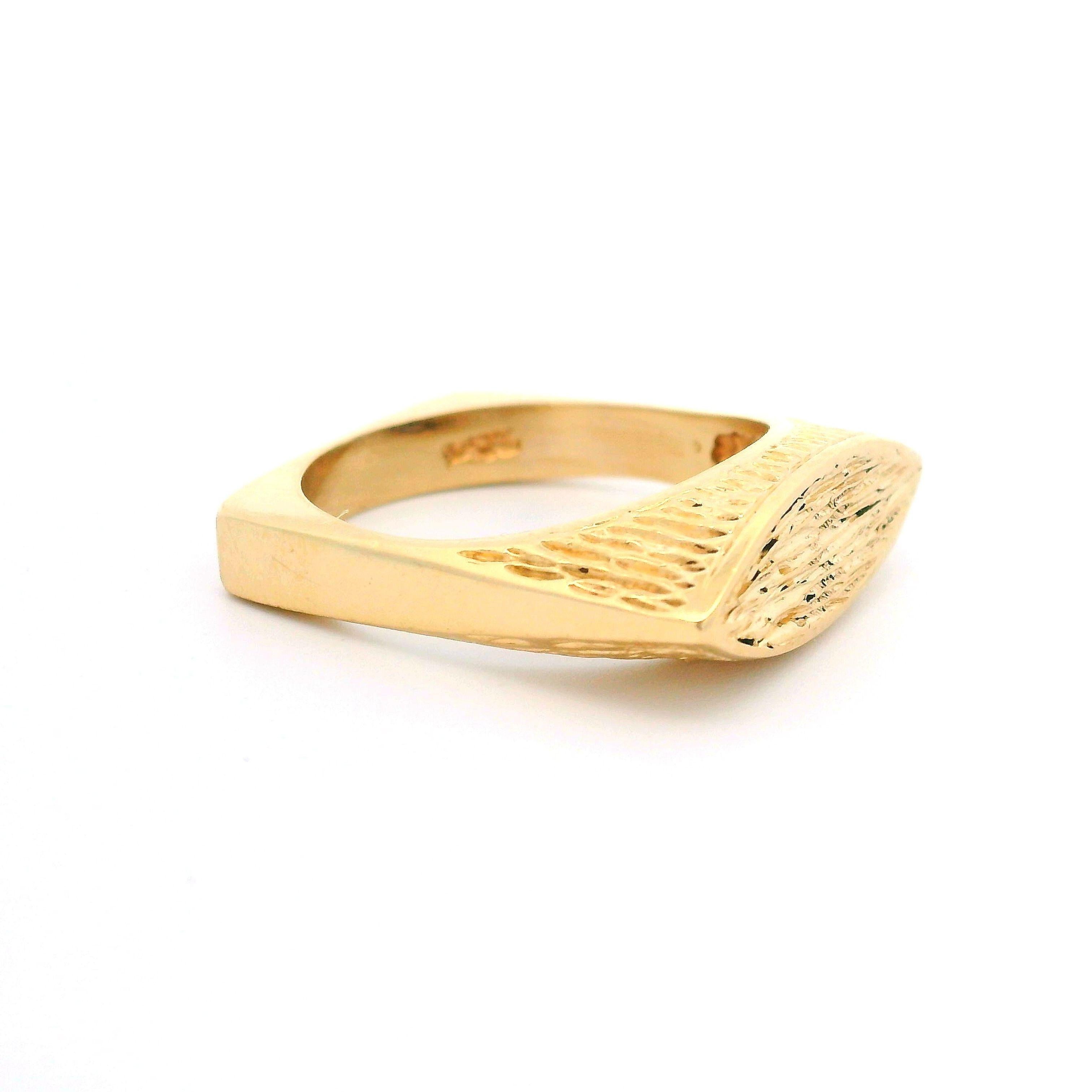 Vintage 14k Yellow Gold Textured Marquise Squared Shank Band Ring For Sale 2