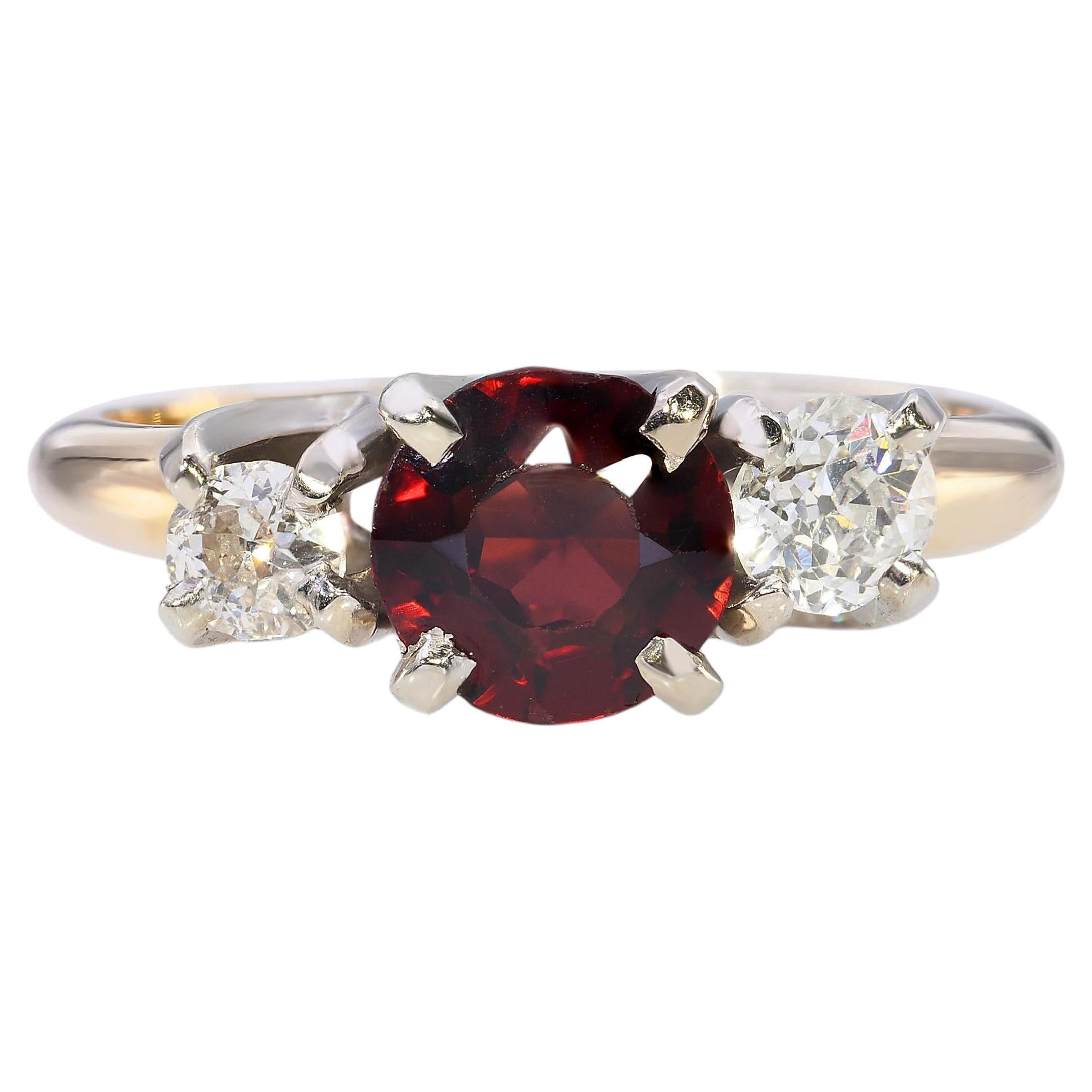 Vintage-Ring aus 14-karätigem Gelbgold mit drei Edelsteinen: Granat und Diamanten
