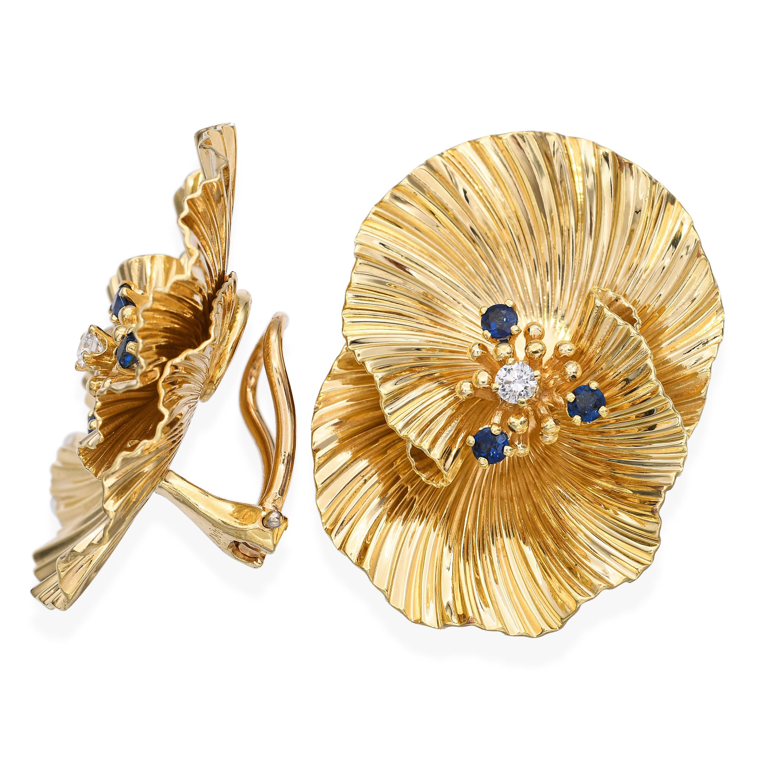 Diese charmanten Vintage-Ohrringe von Tiffany & Co. sind aus 14-karätigem Gelbgold gefertigt und mit einem eleganten Blumenmotiv versehen. Jede Blüte ist mit funkelnden Diamanten in Form von zarten Blütenblättern geschmückt, die von einem leuchtend