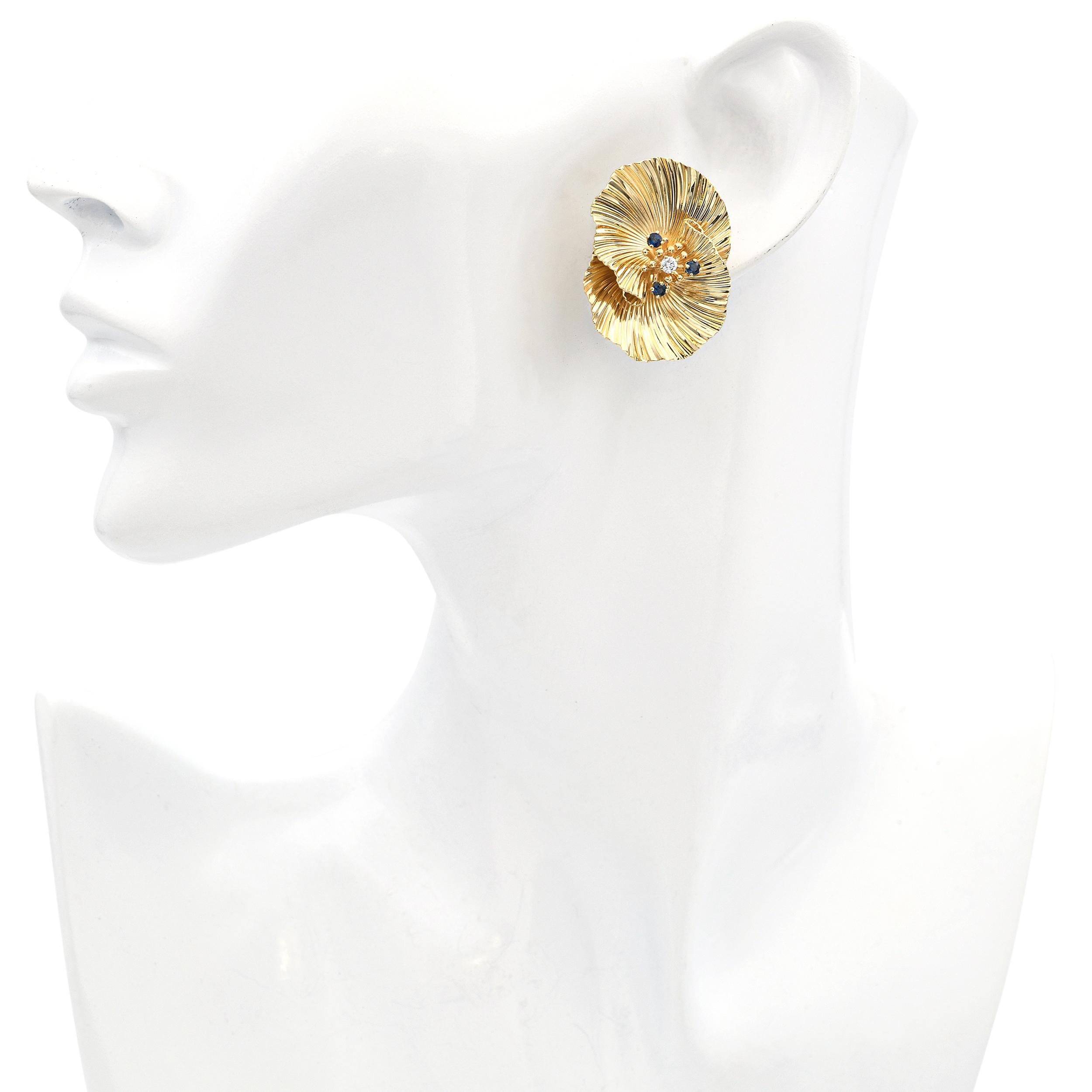 Tiffany & Co. Vintage 14k Gelbgold Tiffany & Co. Blumenohrringe mit Diamanten und Saphiren (Rundschliff) im Angebot
