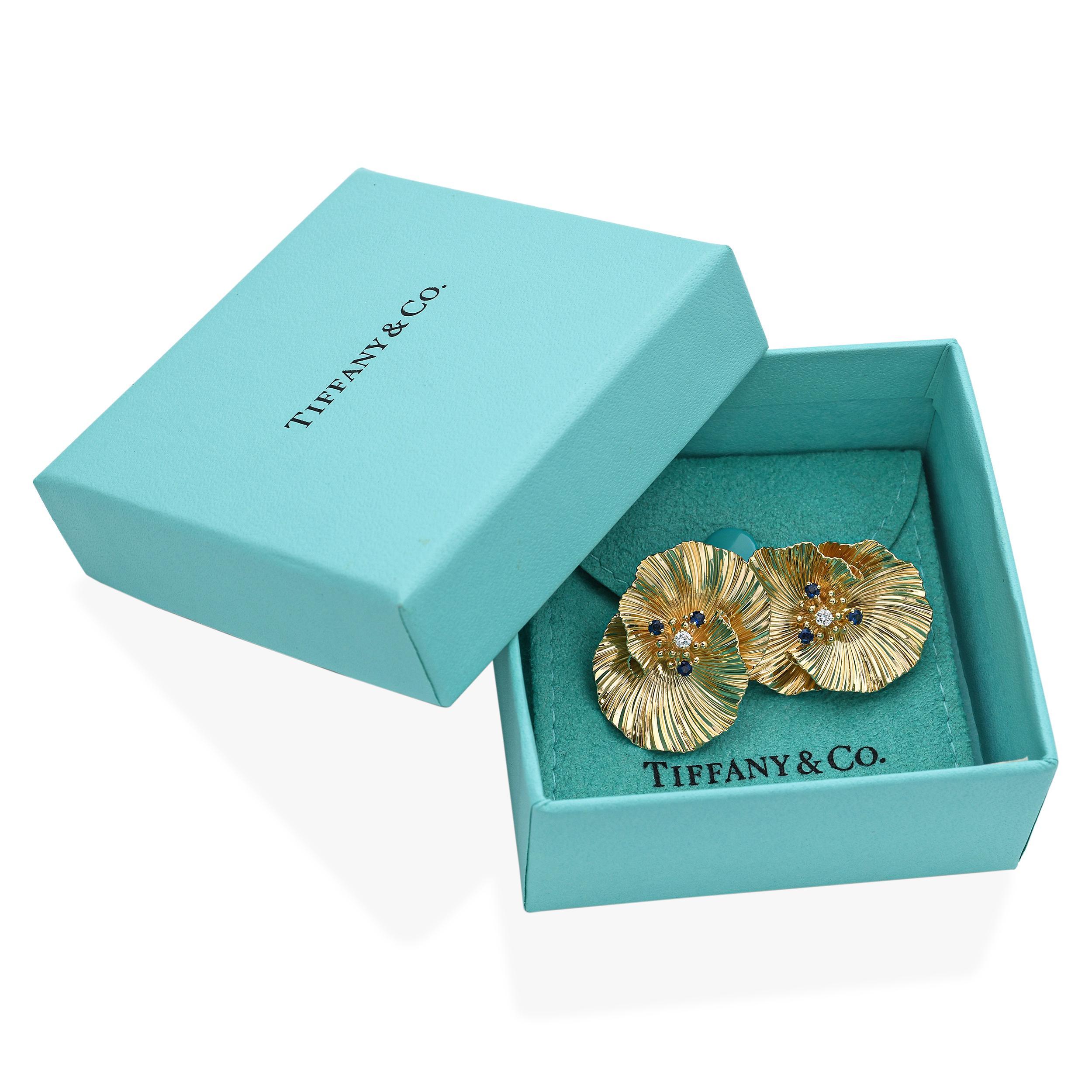 Tiffany & Co. Vintage 14k Gelbgold Tiffany & Co. Blumenohrringe mit Diamanten und Saphiren im Zustand „Gut“ im Angebot in New York, NY