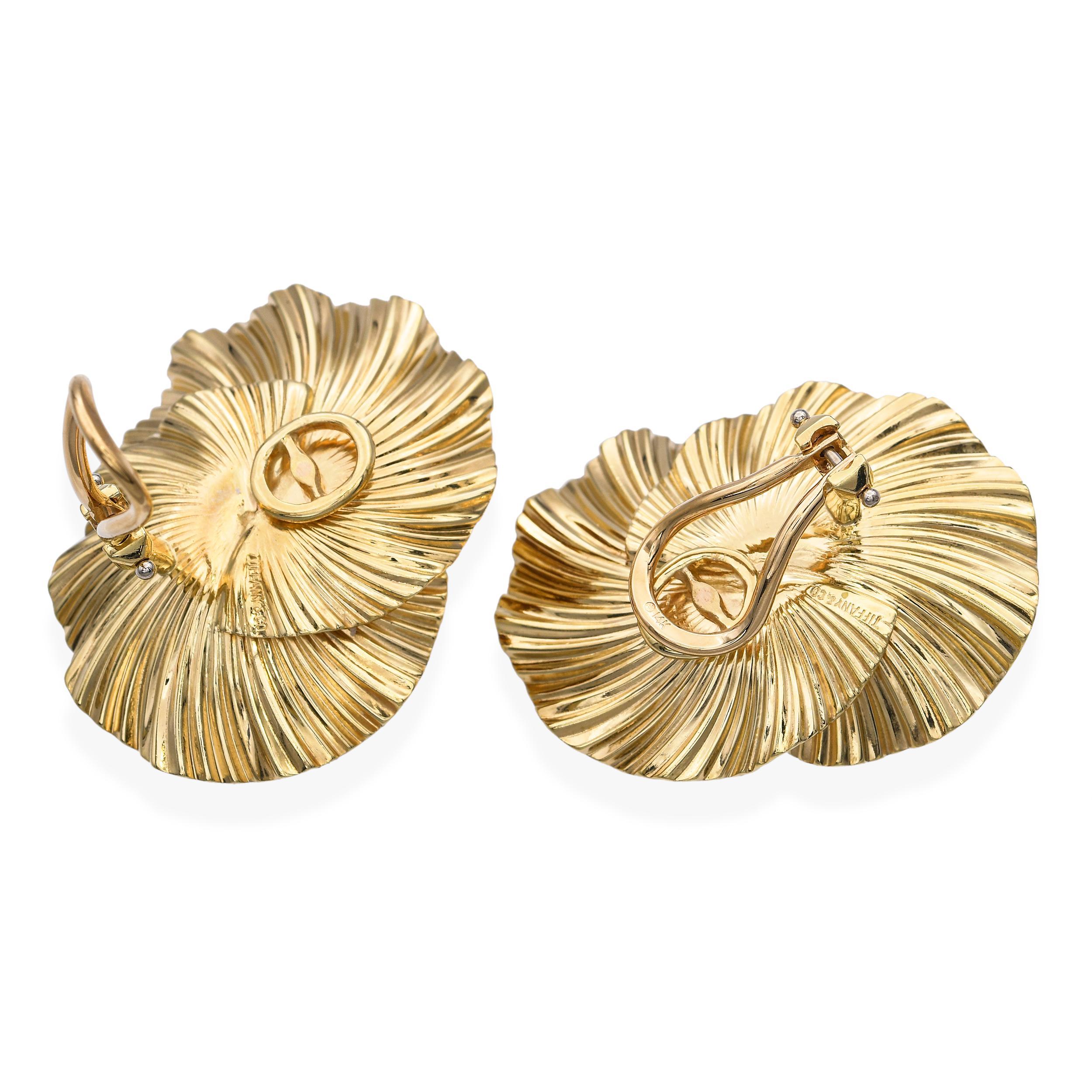 Tiffany & Co. Vintage 14k Gelbgold Tiffany & Co. Blumenohrringe mit Diamanten und Saphiren Damen im Angebot