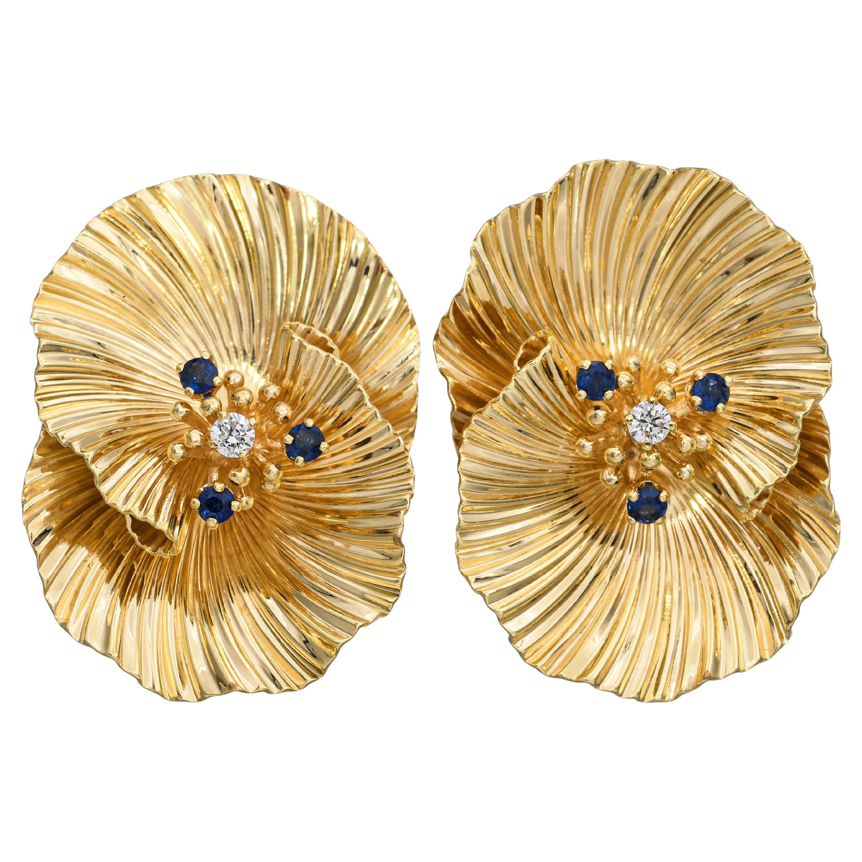 Tiffany & Co. Vintage 14k Gelbgold Tiffany & Co. Blumenohrringe mit Diamanten und Saphiren im Angebot