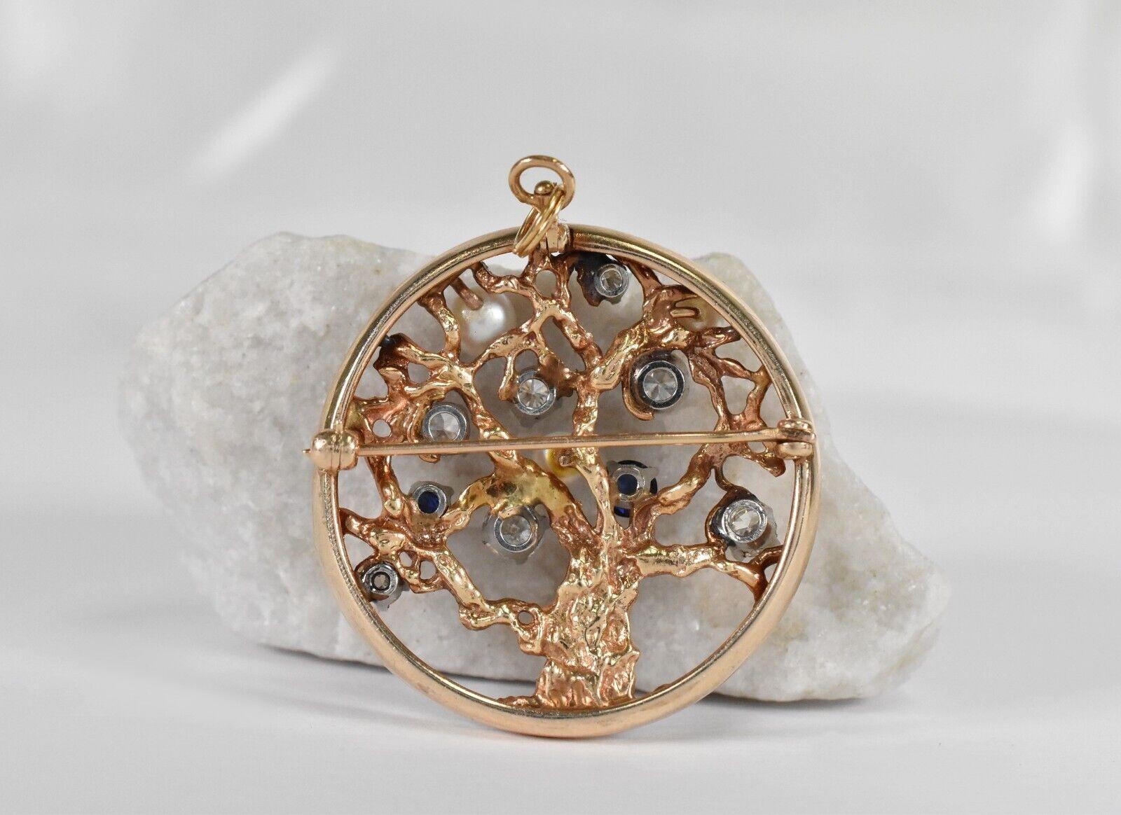 Cette broche et ce pendentif en or 14 carats de l'arbre de vie, magnifiquement travaillés, présentent un motif ajouré complexe, symbolisant la croissance, la connexion et l'héritage. Les branches texturées s'étendent sur un cadre circulaire, orné
