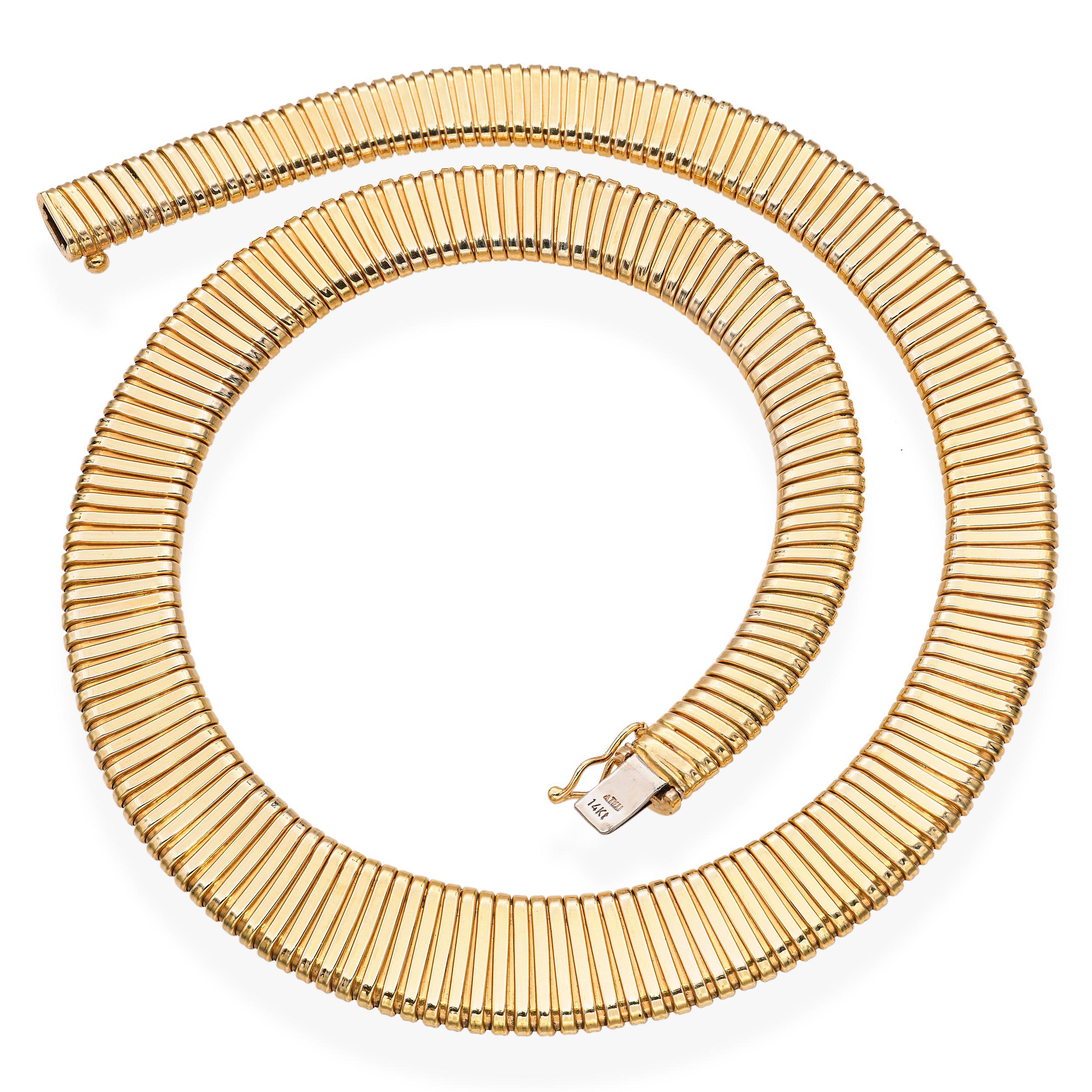 Un atrevido collar tubogas vintage de oro de 14k, que muestra el icónico diseño de espiral flexible que envuelve suavemente el escote con fluida elegancia. Elegante y de estilo modernista, esta pieza encarna el glamour intemporal de la joyería de