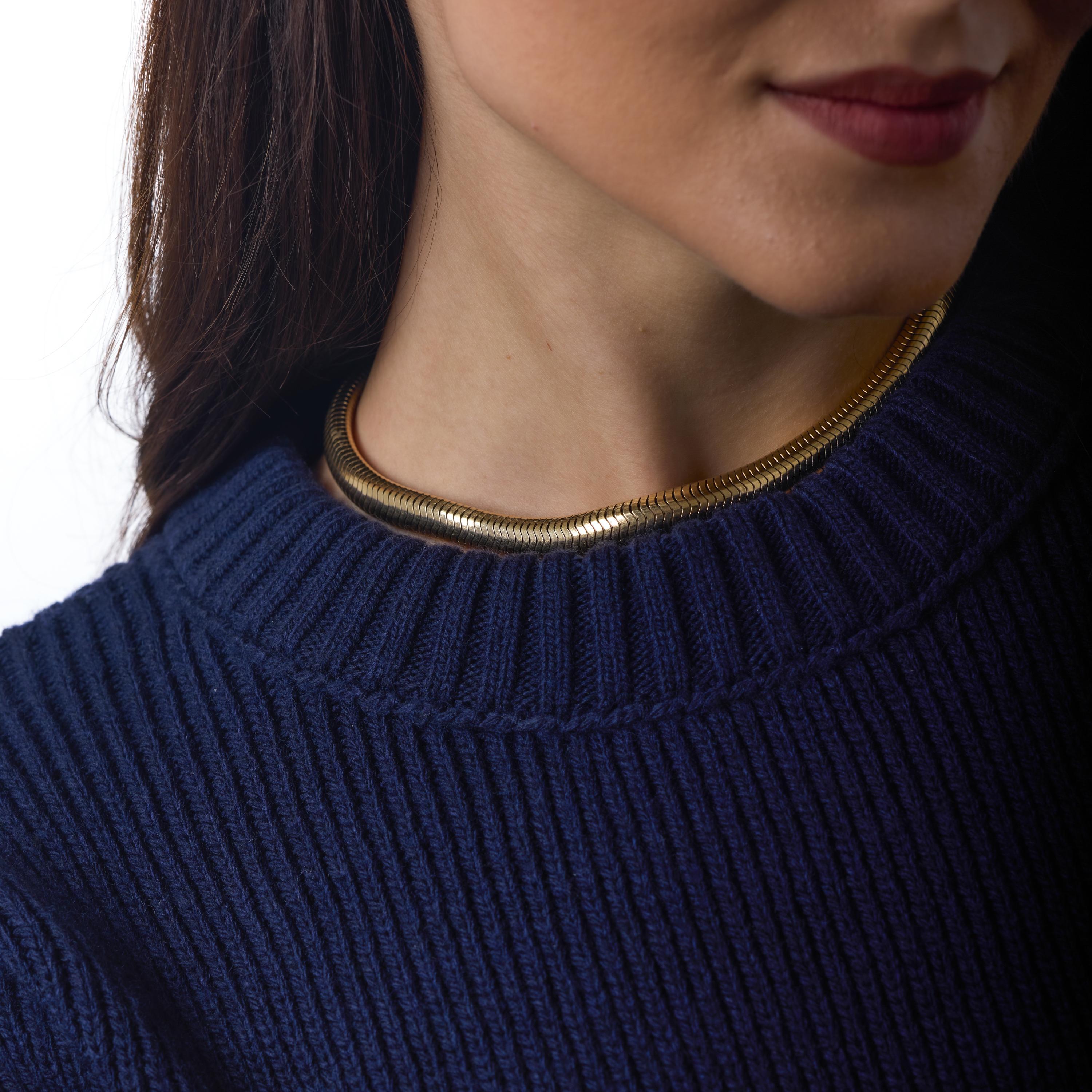 Diese Vintage-Tubogas-Halskette verkörpert den kühnen, fließenden Glamour der 1980er Jahre. Sie ist aus hochglanzpoliertem 14-karätigem Gelbgold gefertigt und schmiegt sich sanft um das Dekolleté. Das Tubogas-Design schafft ein nahtloses, flexibles