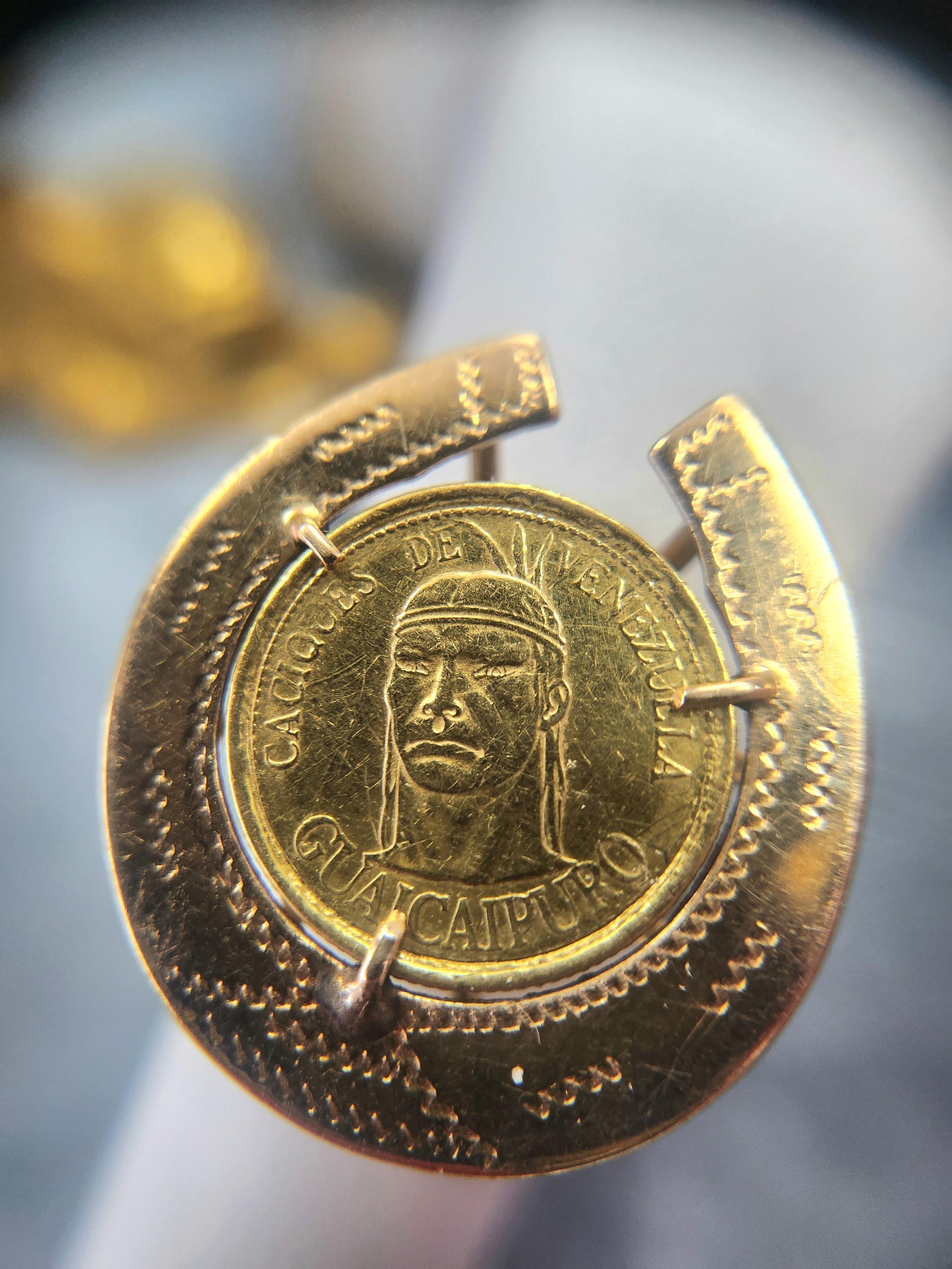 Vintage 14K Yellow Gold Venezuelan Coin Horseshoe Ring In Good Condition For Sale In Los Angeles, CA