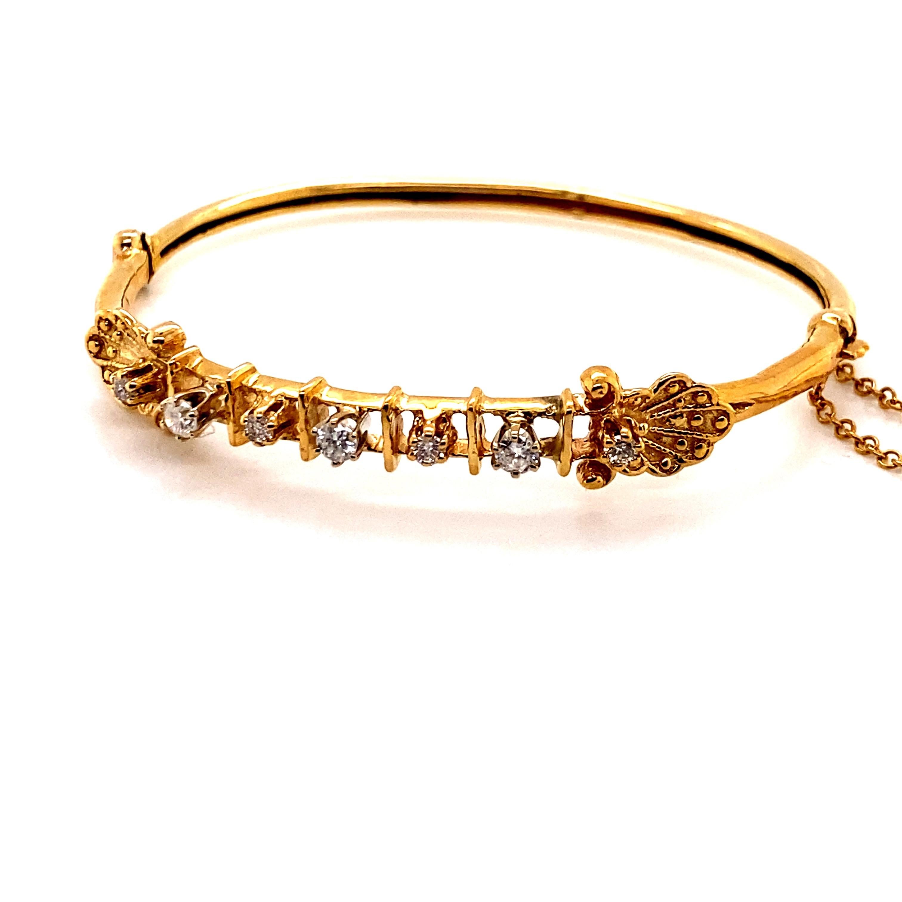 Vintage 14K Yellow Gold Victorian Reproduction Diamond Bangle Bracelet - Le bracelet contient 7 diamants ronds pesant environ .45ct avec G - H couleur et I1 clarté. La largeur du tube du bracelet est de 3 mm. Le diamètre intérieur est de 2 pouces de