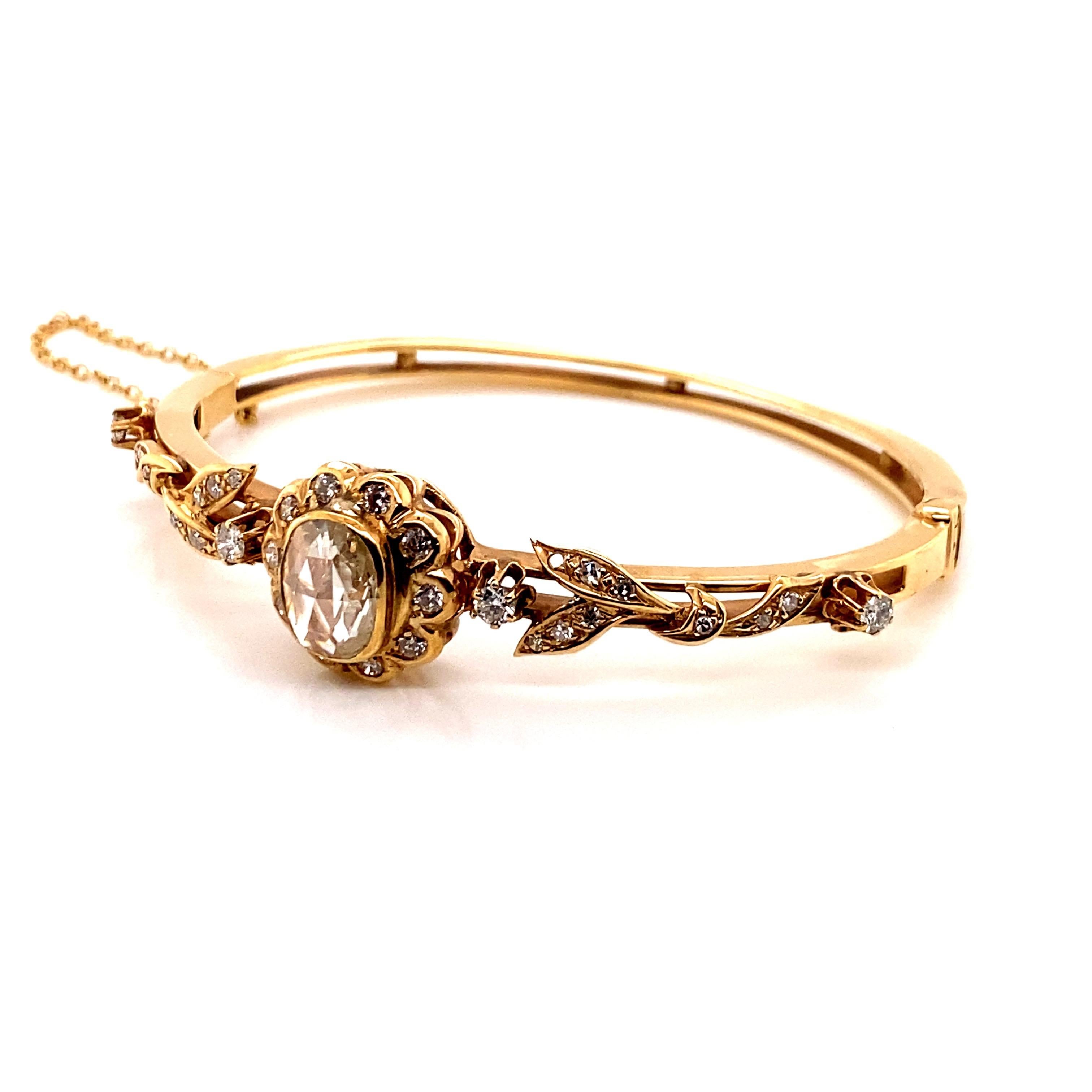 Vintage 14K Yellow Gold Victorian Reproduction Rose Cut Diamond Bangle - Le bracelet contient un diamant rose de forme coussin qui mesure approximativement 10 x 8 x 2.5mm et pèse approximativement 1.20ct. La qualité est de couleur J et de clarté I1.