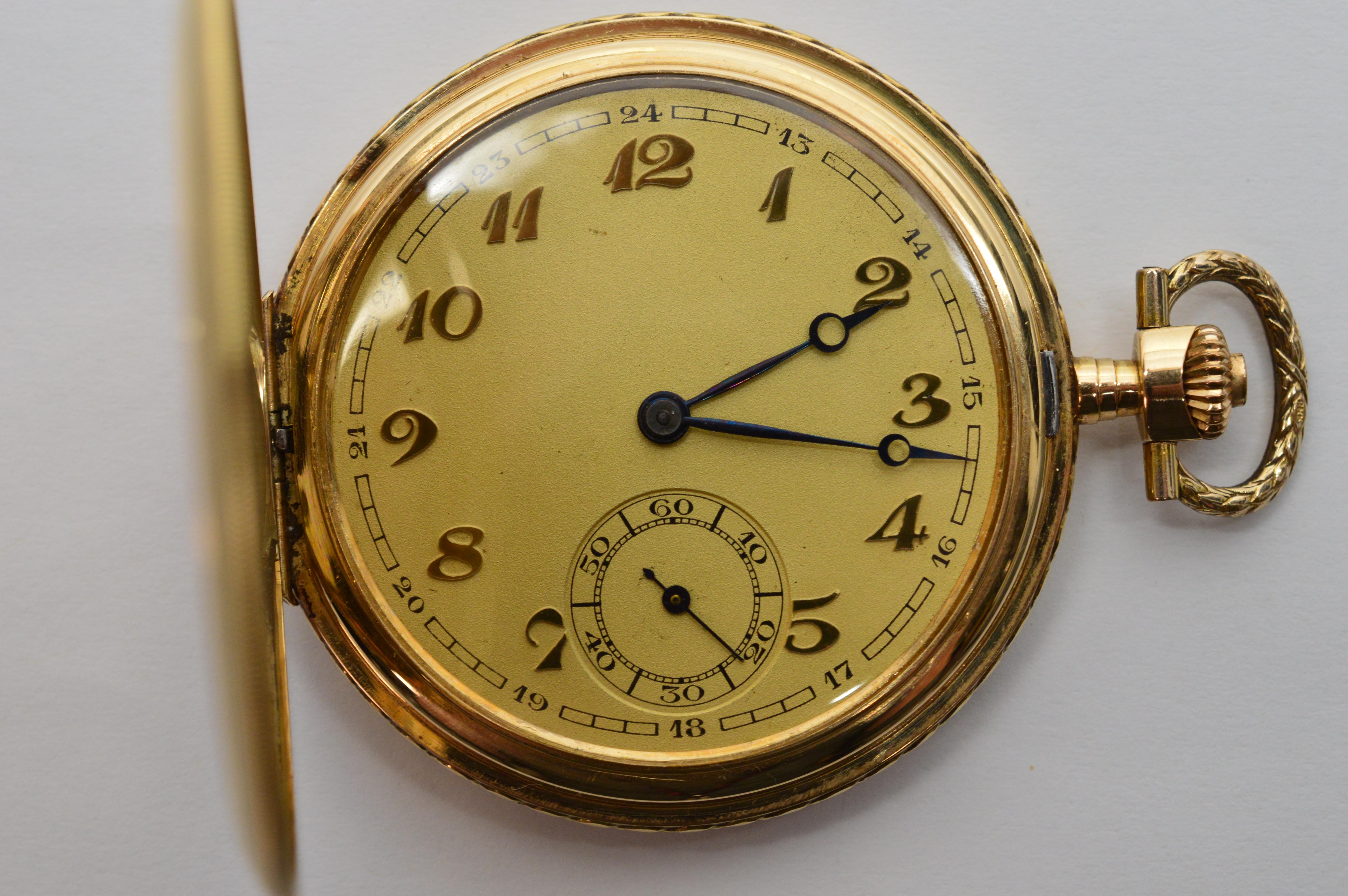 Au début du 20e siècle, cette montre de poche Vogt manuelle de 51 mm de fabrication suisse a été exportée vers l'Allemagne en or jaune 14 carats. Assemblé avec un étui de chasse tourné #114679 en or jaune 14 carats avec cache-poussière intérieur en