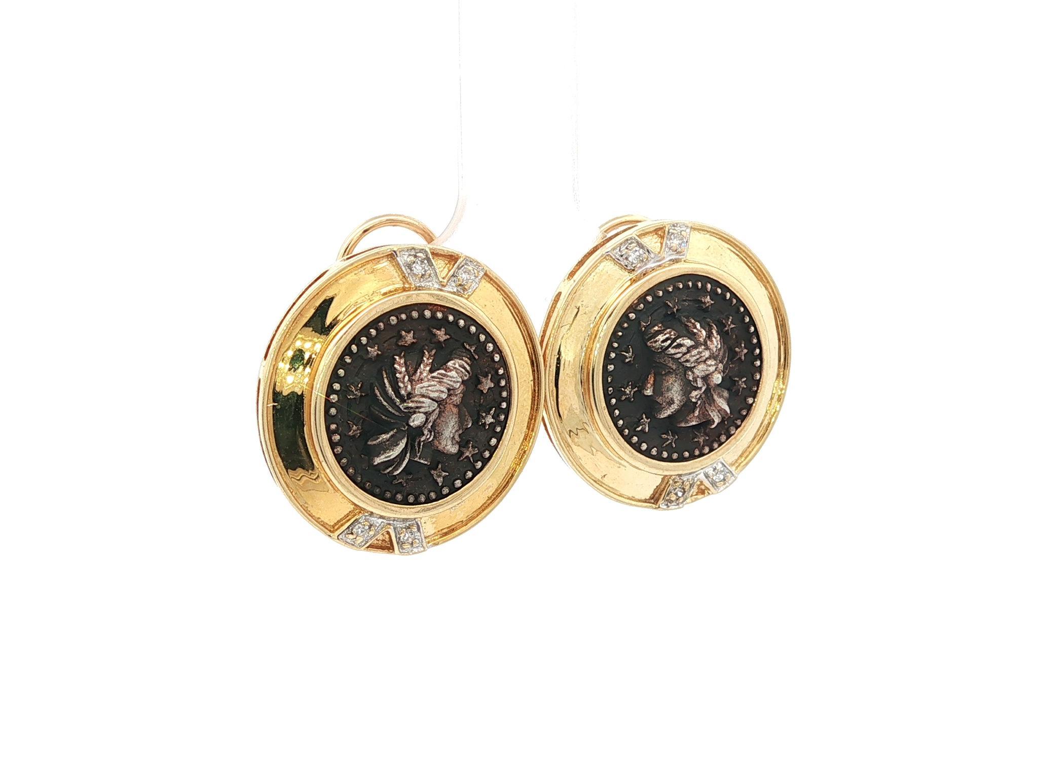 Taglio singolo Orecchini Omega a bottone d'epoca in oro giallo 14k e argento con monete e diamanti in vendita