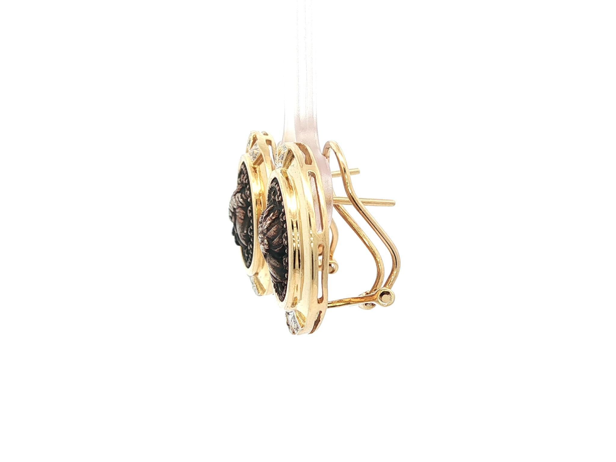 Donna Orecchini Omega a bottone d'epoca in oro giallo 14k e argento con monete e diamanti in vendita