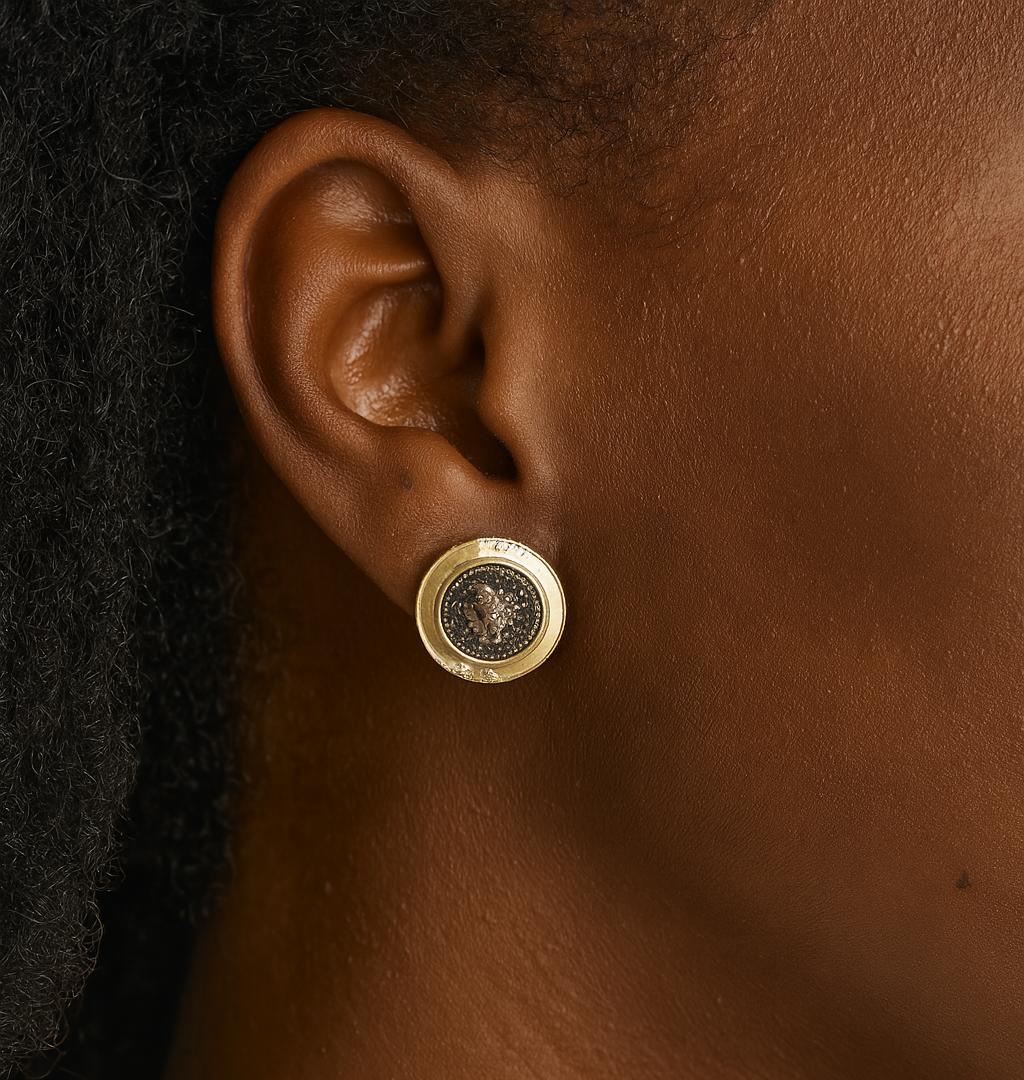 Orecchini Omega a bottone d'epoca in oro giallo 14k e argento con monete e diamanti in vendita 3