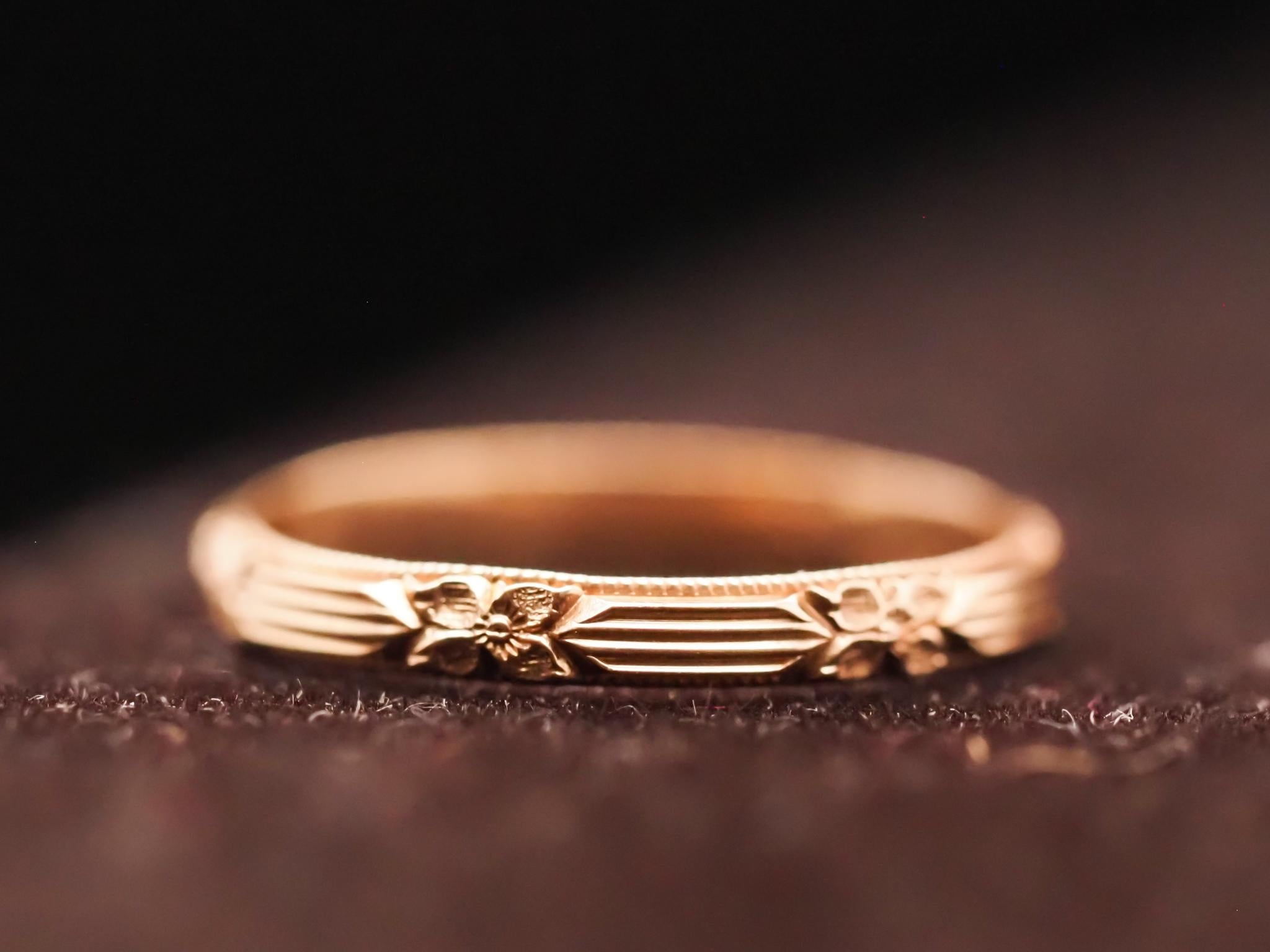 Women's or Men's Vintage 14K Yellow Gold Wedding Band Size 5 For Sale