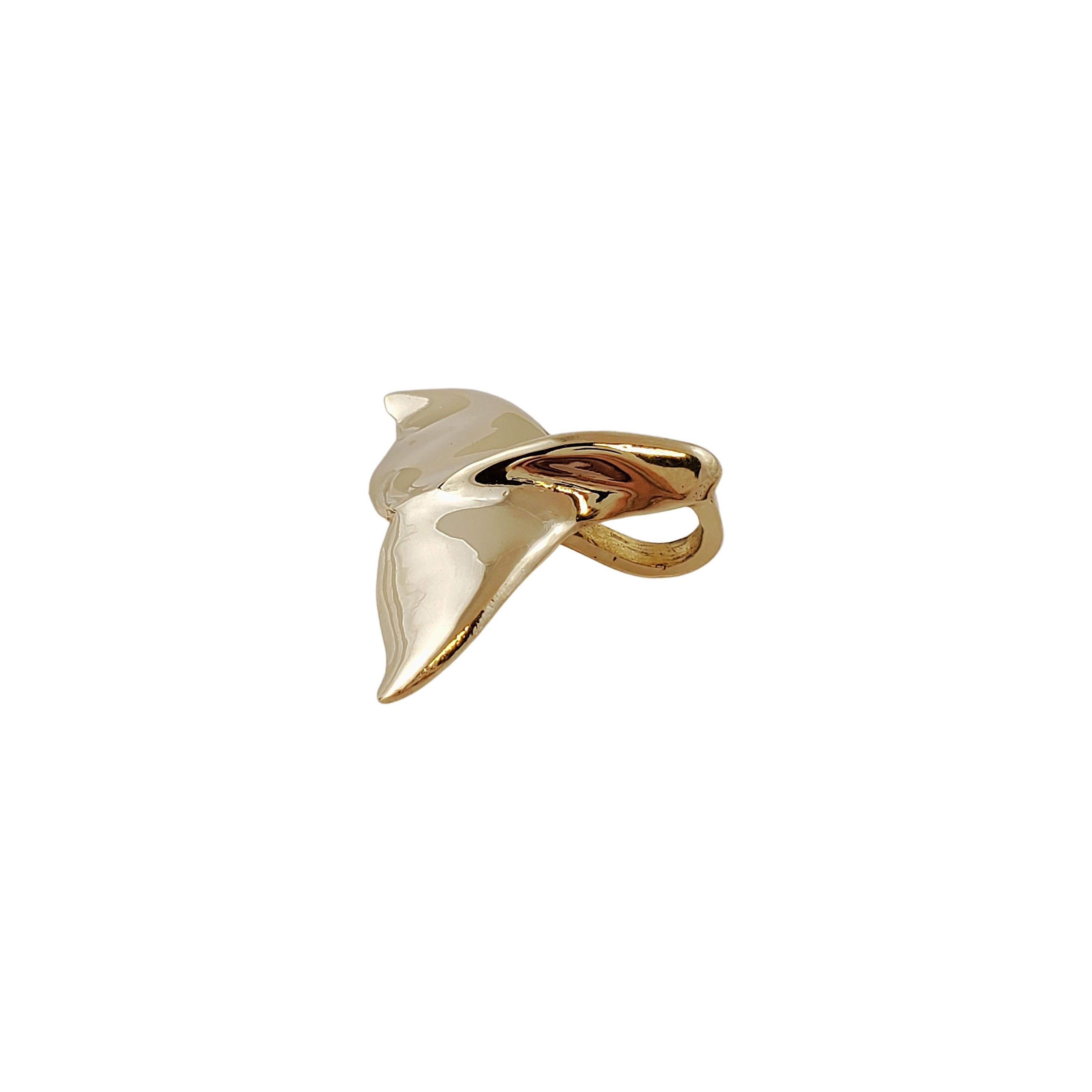 Vintage 14K Gelbgold Walschwanz-Anhänger

Schöner 14k Gelbgold Anhänger eines Walschwanzes kann das perfekte Geschenk für die Person in Ihrem Leben sein, die das Meer liebt!

Größe: 20mm X 26mm

Gewicht: 4,8 gr / 3 dwt

Punze: 14k

Sehr guter