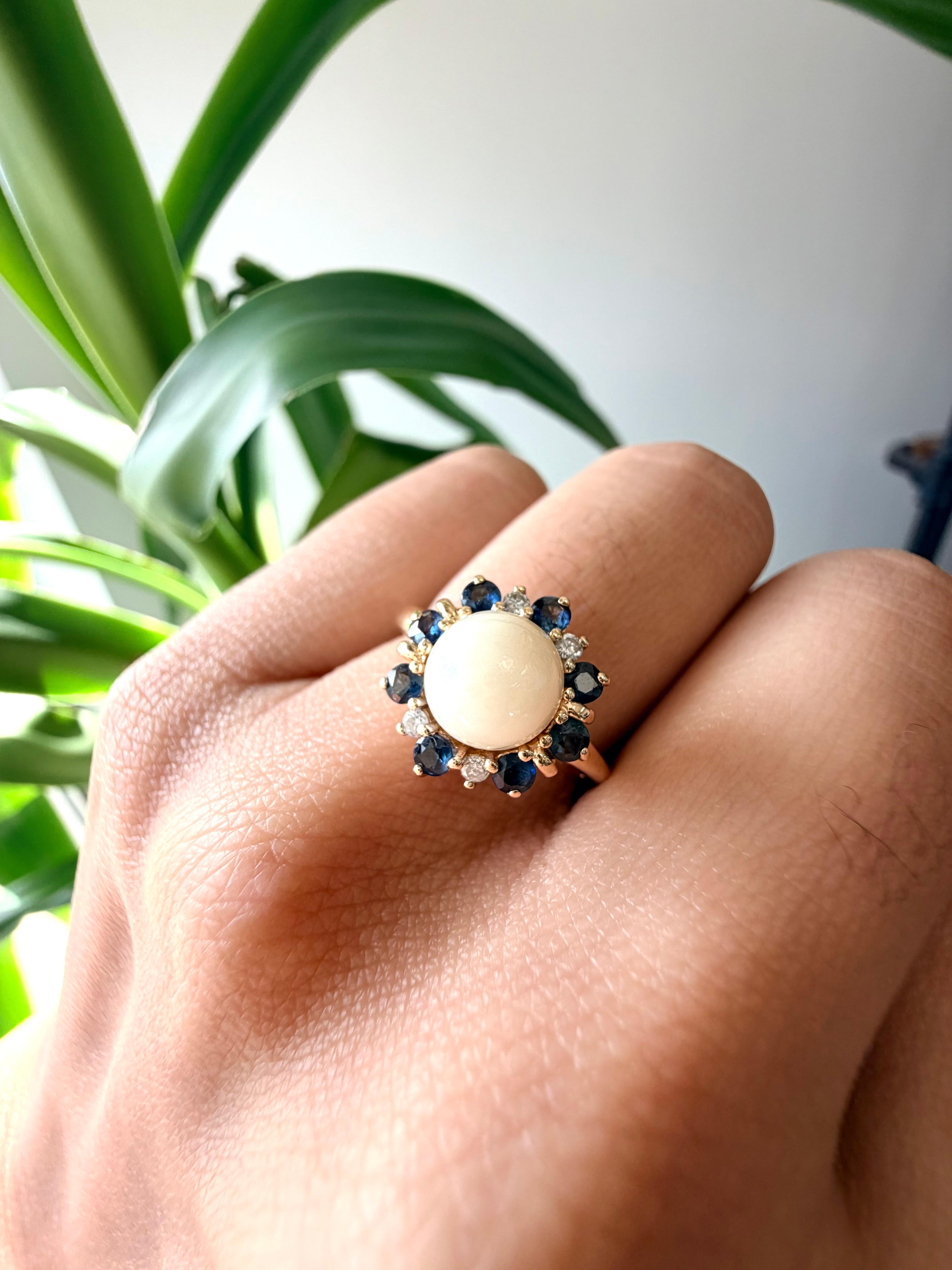 Vintage 14k Gelbgold Weiß Perle, Saphir und Diamant Ring Damen im Angebot