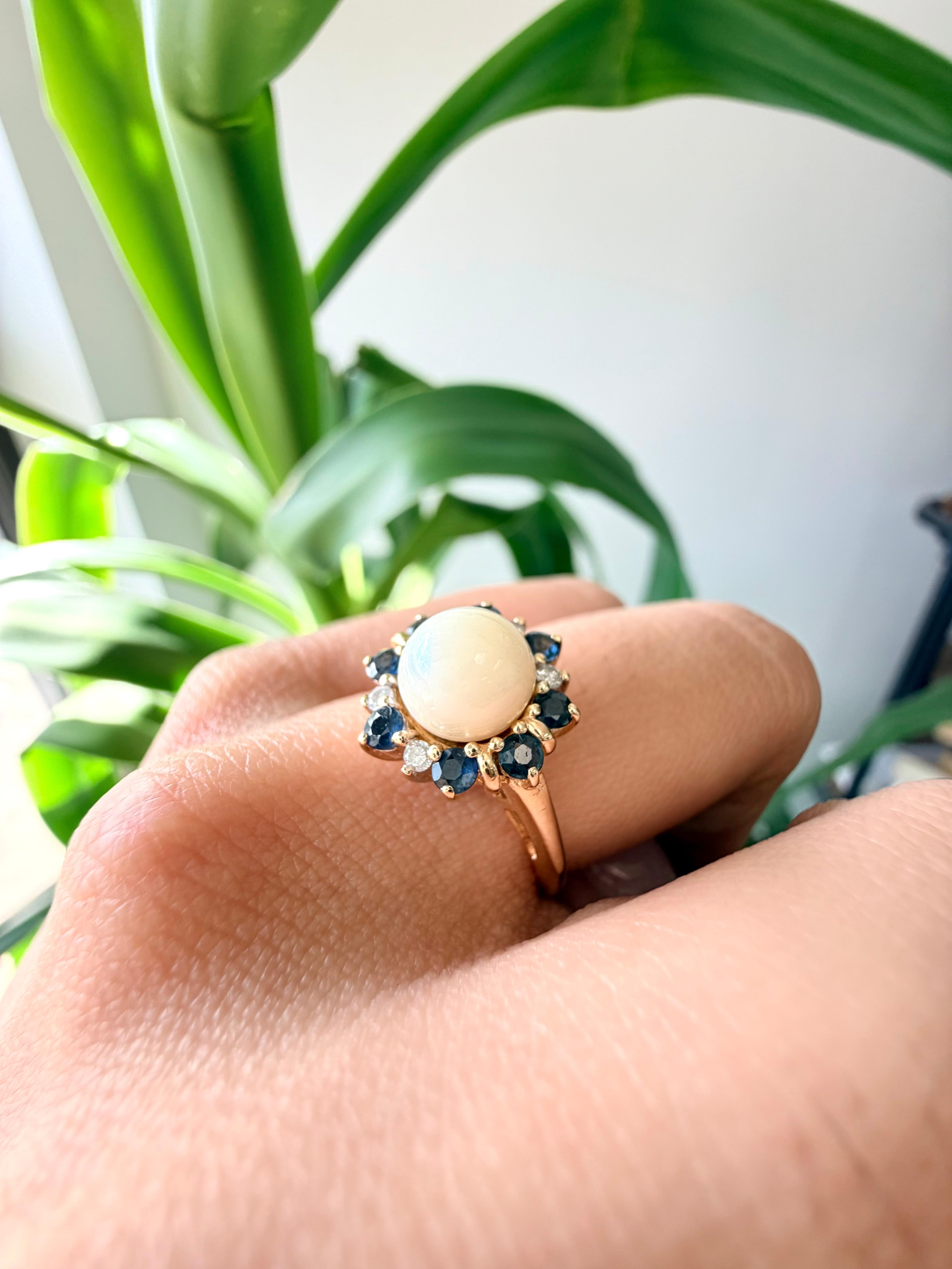 Vintage 14k Gelbgold Weiß Perle, Saphir und Diamant Ring im Angebot 1