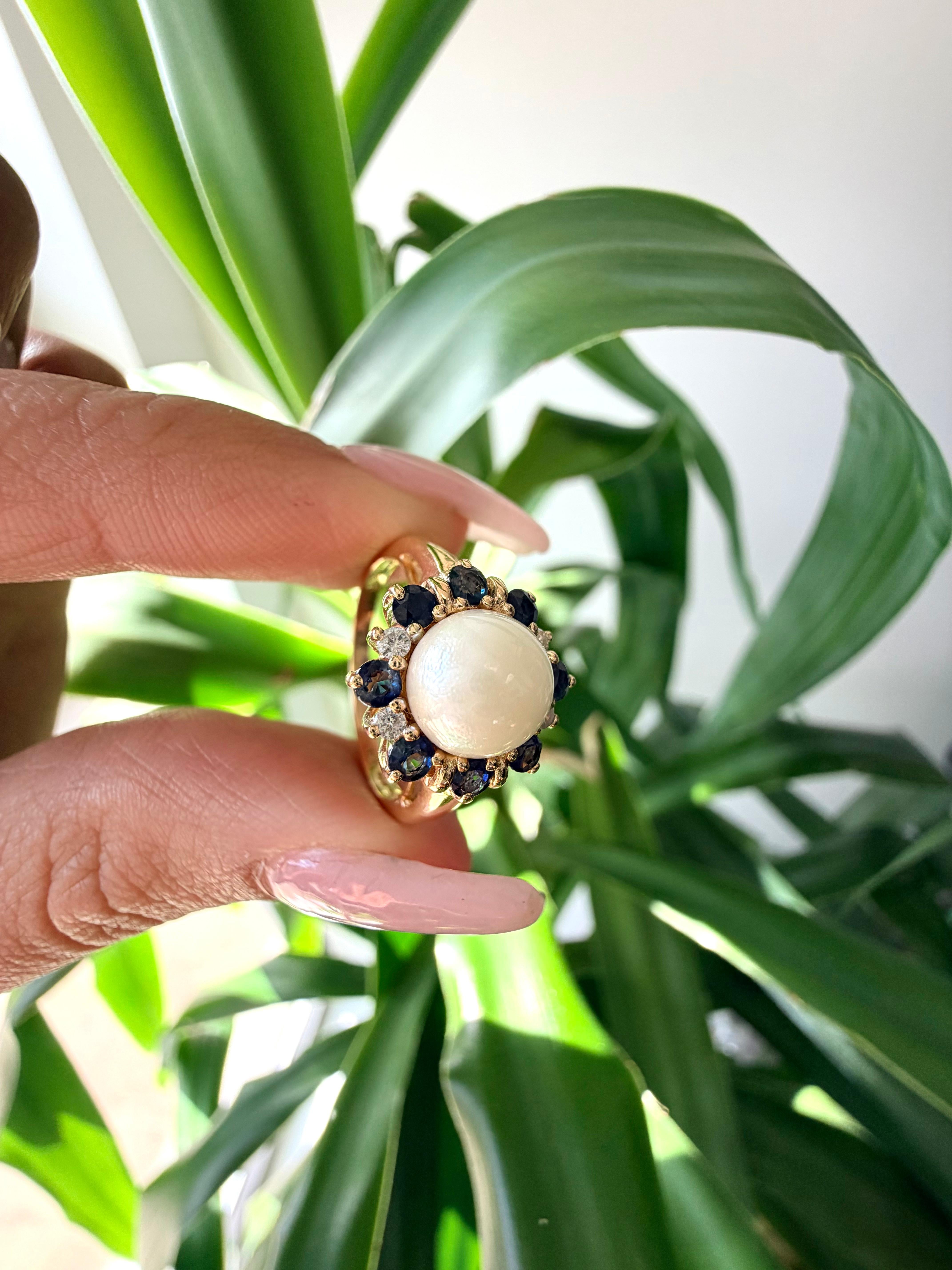 Vintage 14k Gelbgold Weiß Perle, Saphir und Diamant Ring im Angebot 2