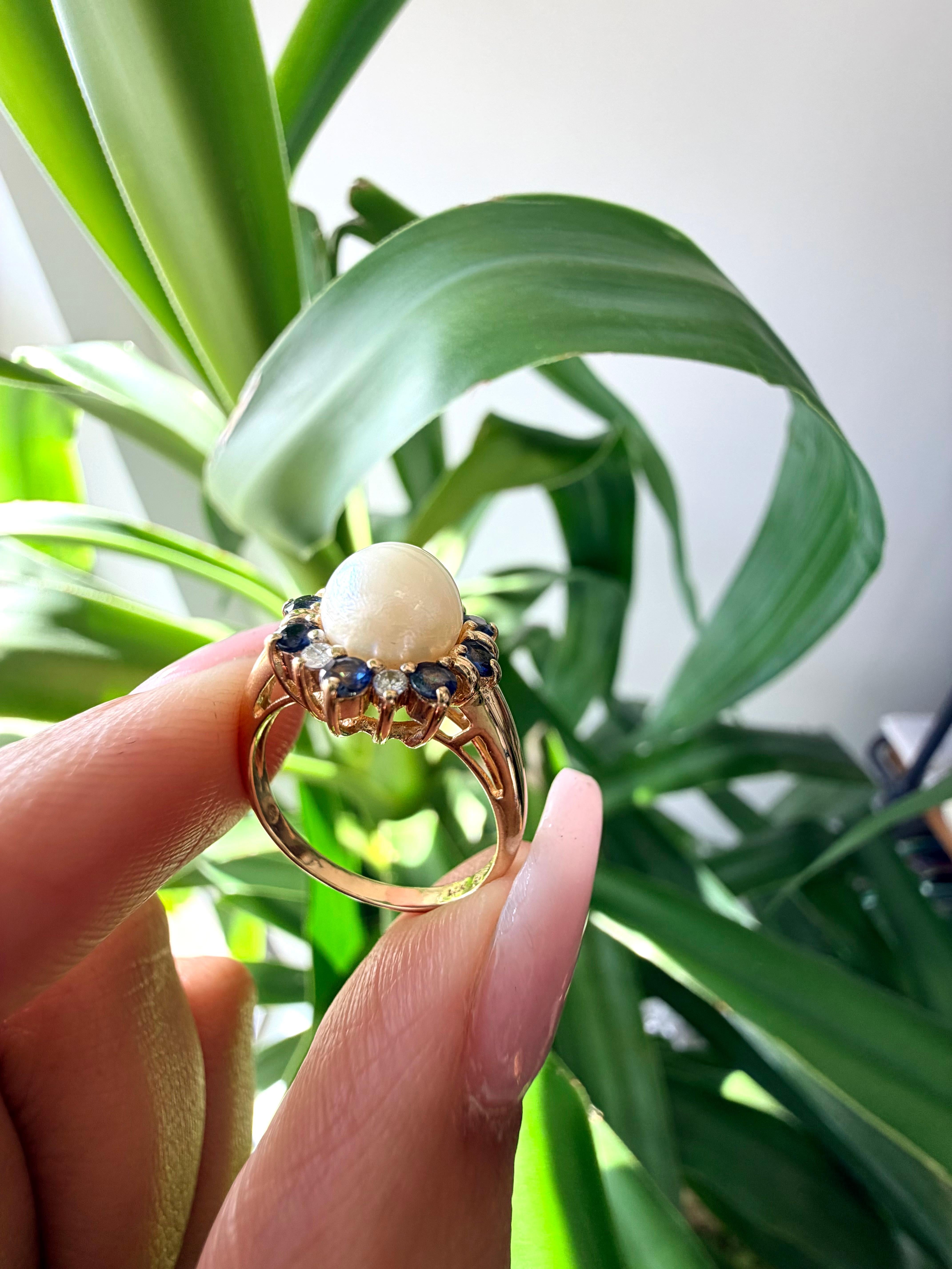 Vintage 14k Gelbgold Weiß Perle, Saphir und Diamant Ring im Angebot 3