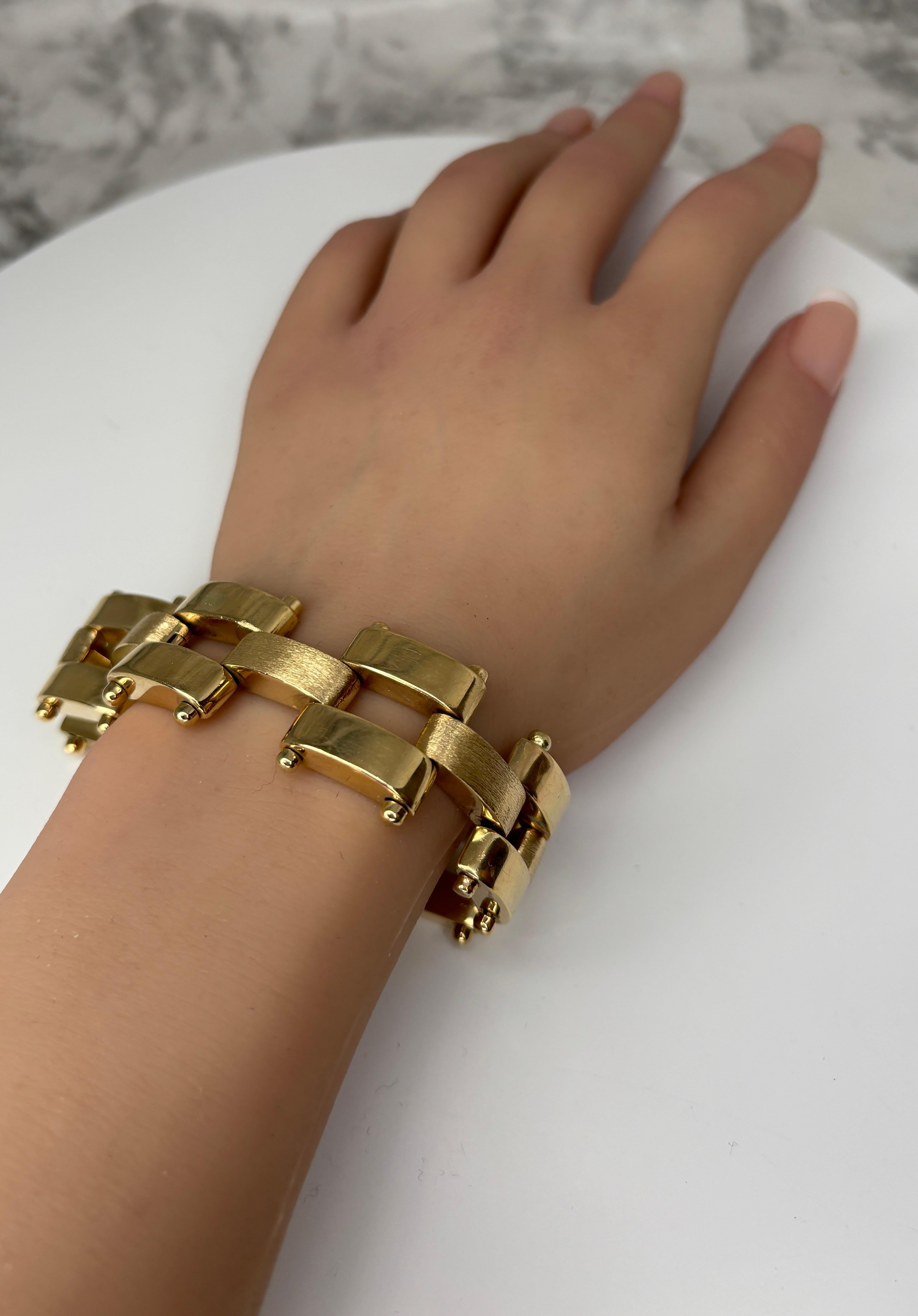 Vintage 14k Yellow Gold Wide Brushed & Polished Sleek Panther Link Bracelet For Sale 7