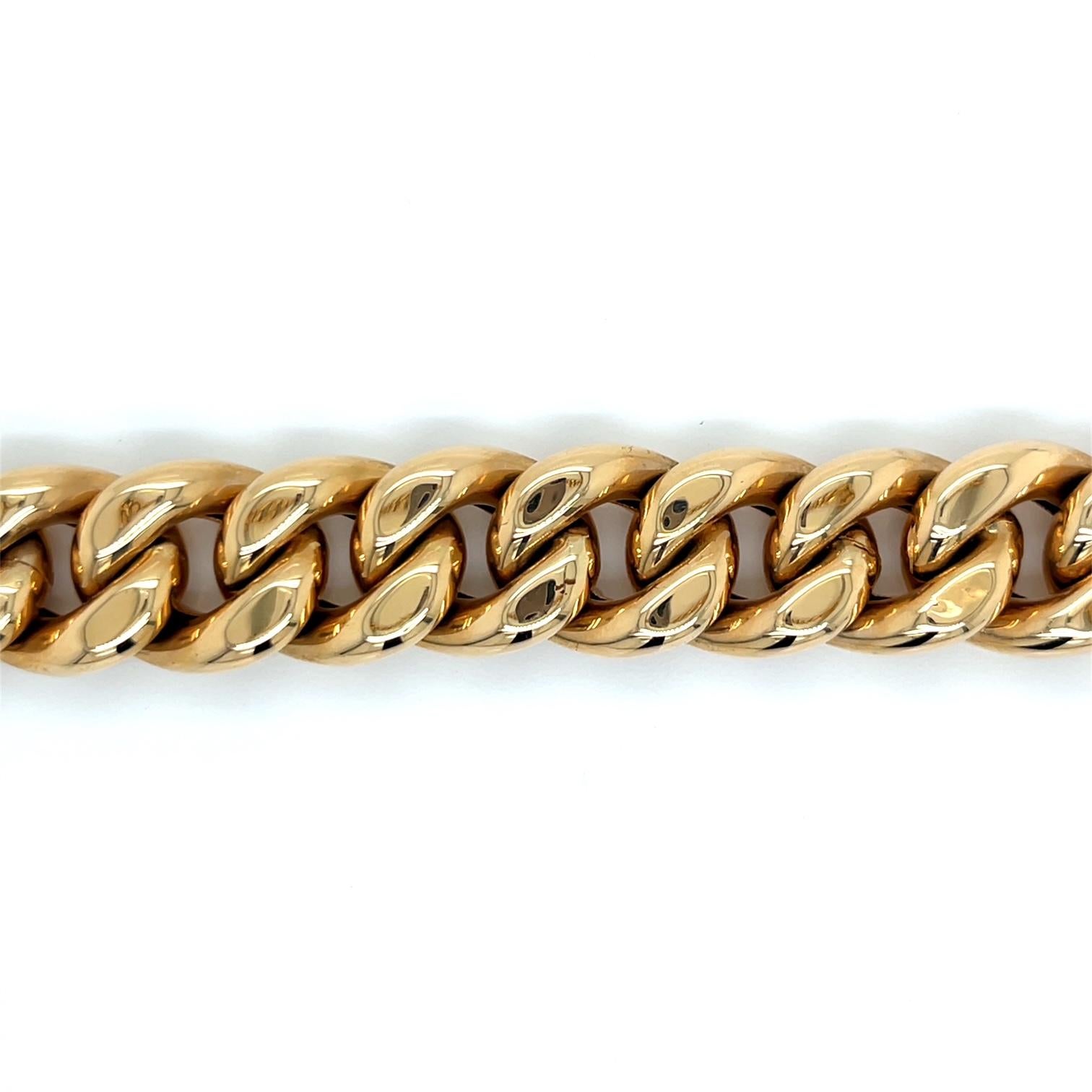 Vintage 14k Yellow Gold Wide Cable Link Bracelet. 

Ce substantiel bracelet vintage en or jaune 14k présente des maillons de câble audacieux fabriqués à partir d'une construction creuse de gros calibre. Le bracelet présente des proportions