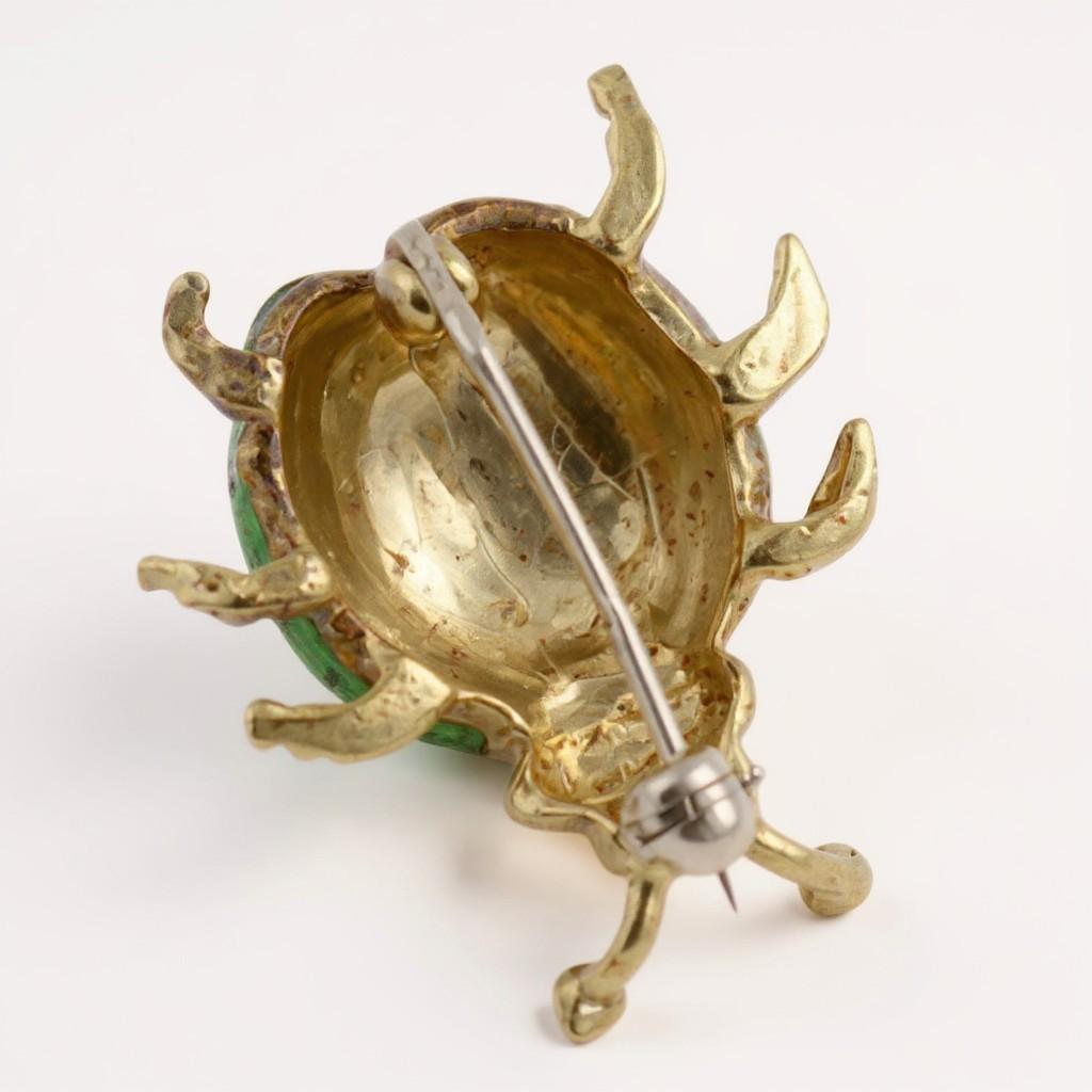 Art déco Vintage 14K Yellow Gold Yellow & Greene Greene Beetle Brooch en vente