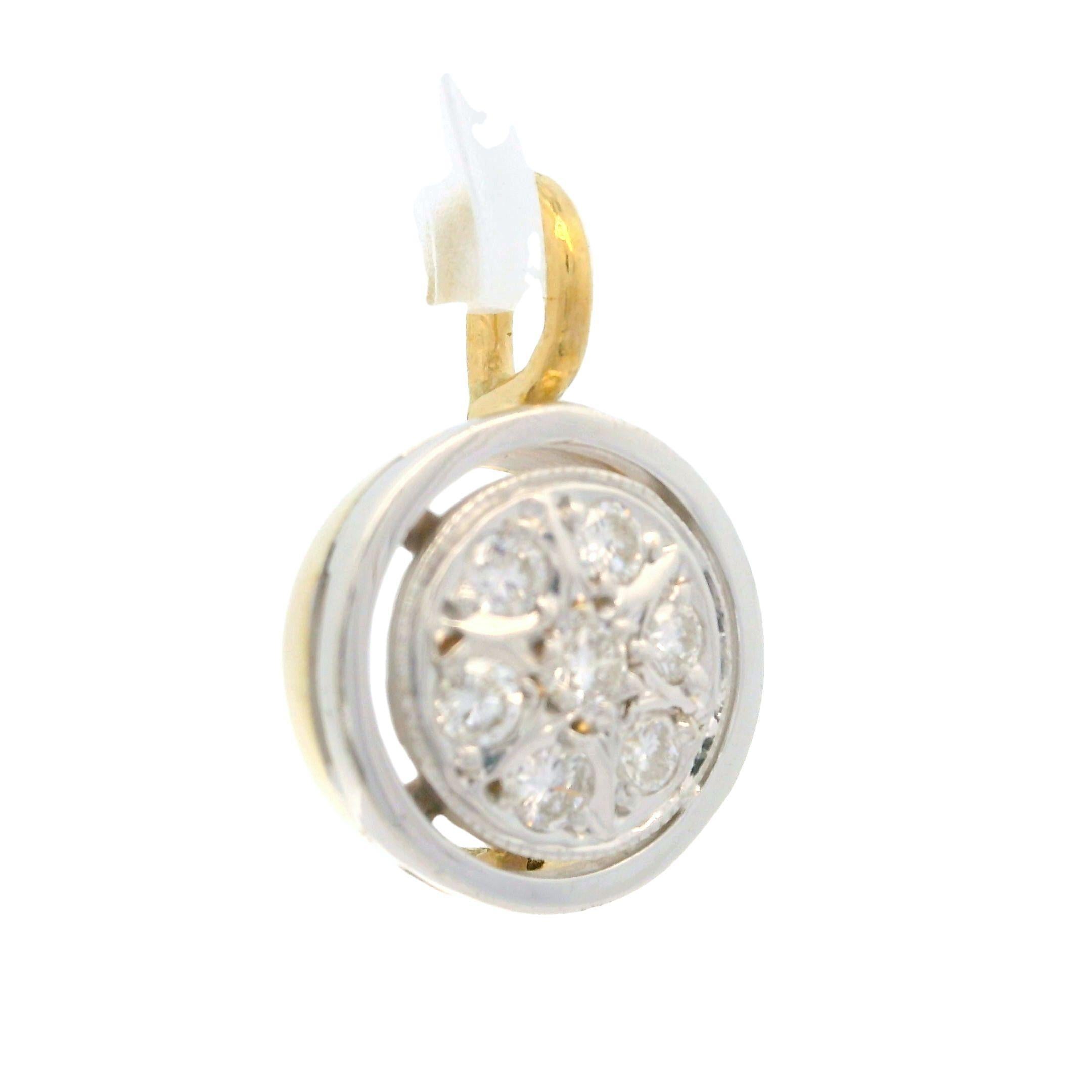 Taille ronde Pendentif breloque vintage en or jaune et blanc 14 carats avec diamants ronds pavés de 0,28 carat en vente