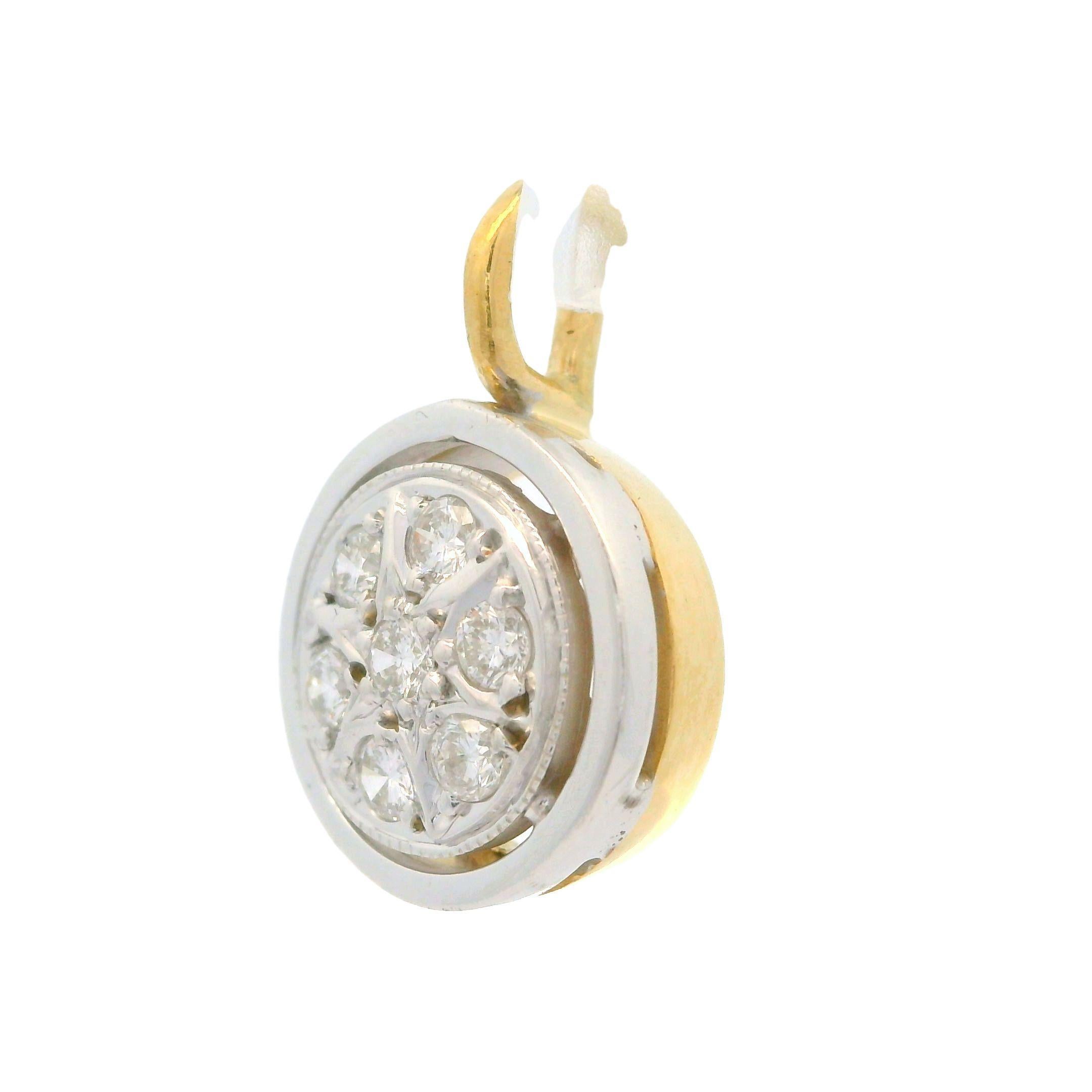 Pendentif breloque vintage en or jaune et blanc 14 carats avec diamants ronds pavés de 0,28 carat Excellent état - En vente à Montclair, NJ