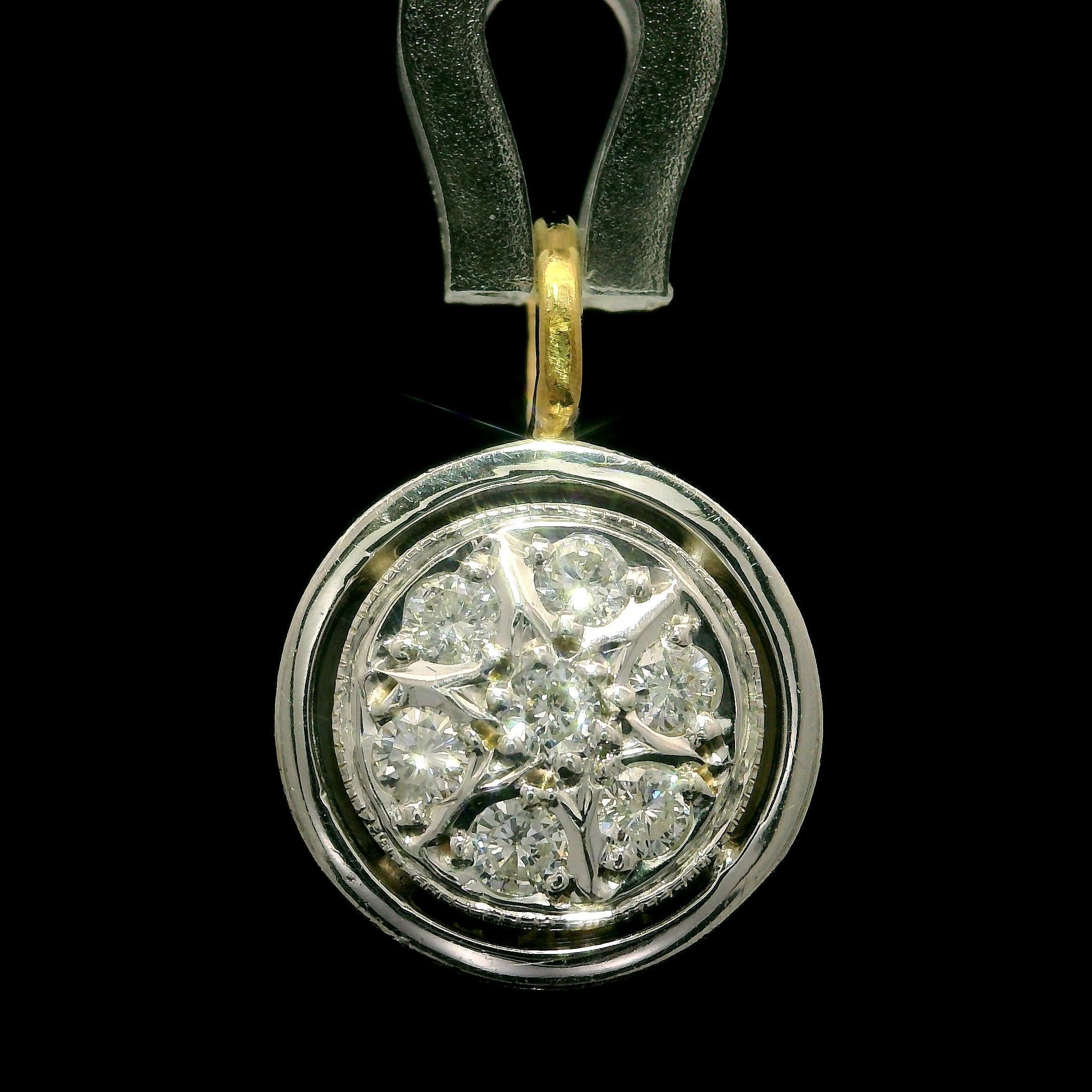 Pendentif breloque vintage en or jaune et blanc 14 carats avec diamants ronds pavés de 0,28 carat en vente 1