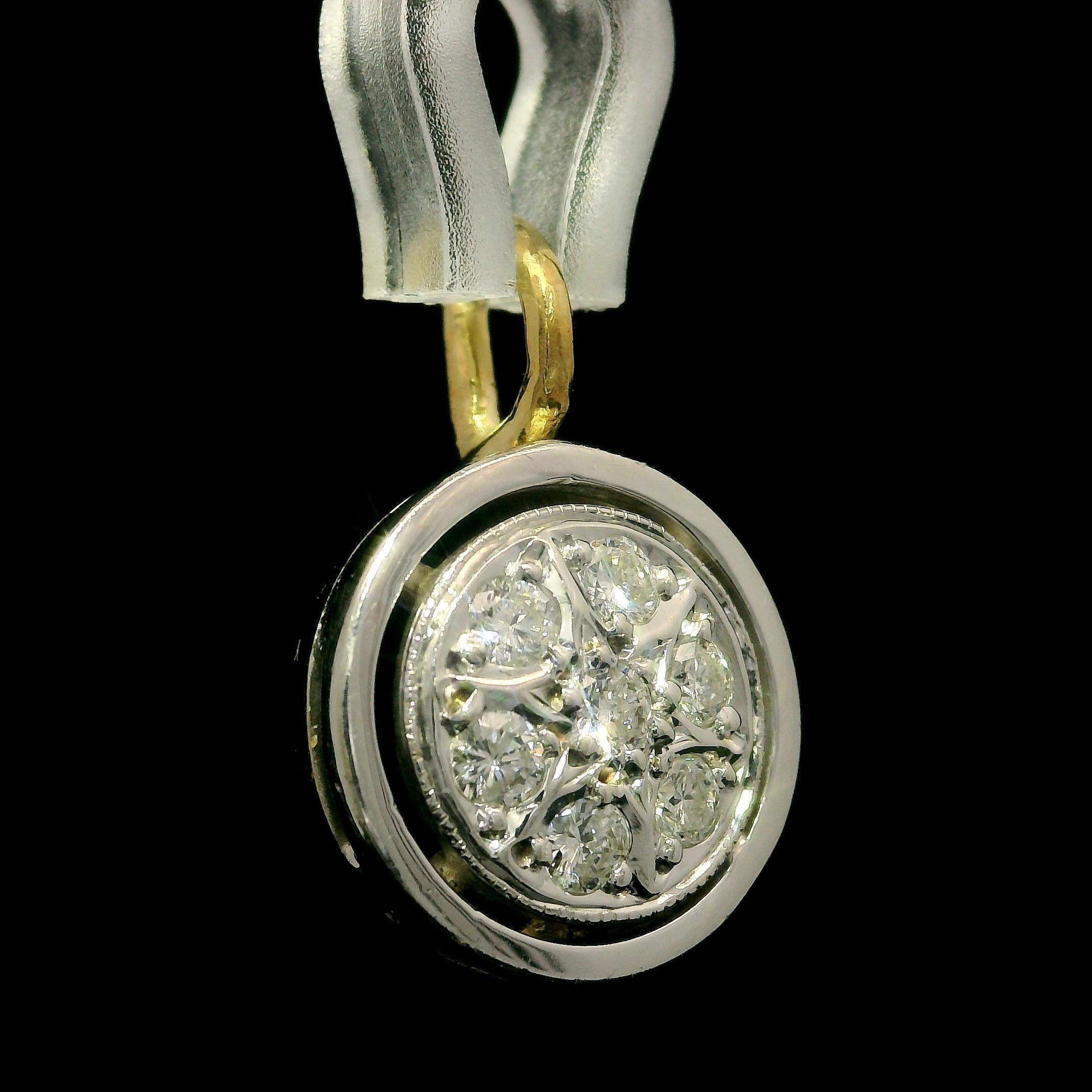 Pendentif breloque vintage en or jaune et blanc 14 carats avec diamants ronds pavés de 0,28 carat en vente 2