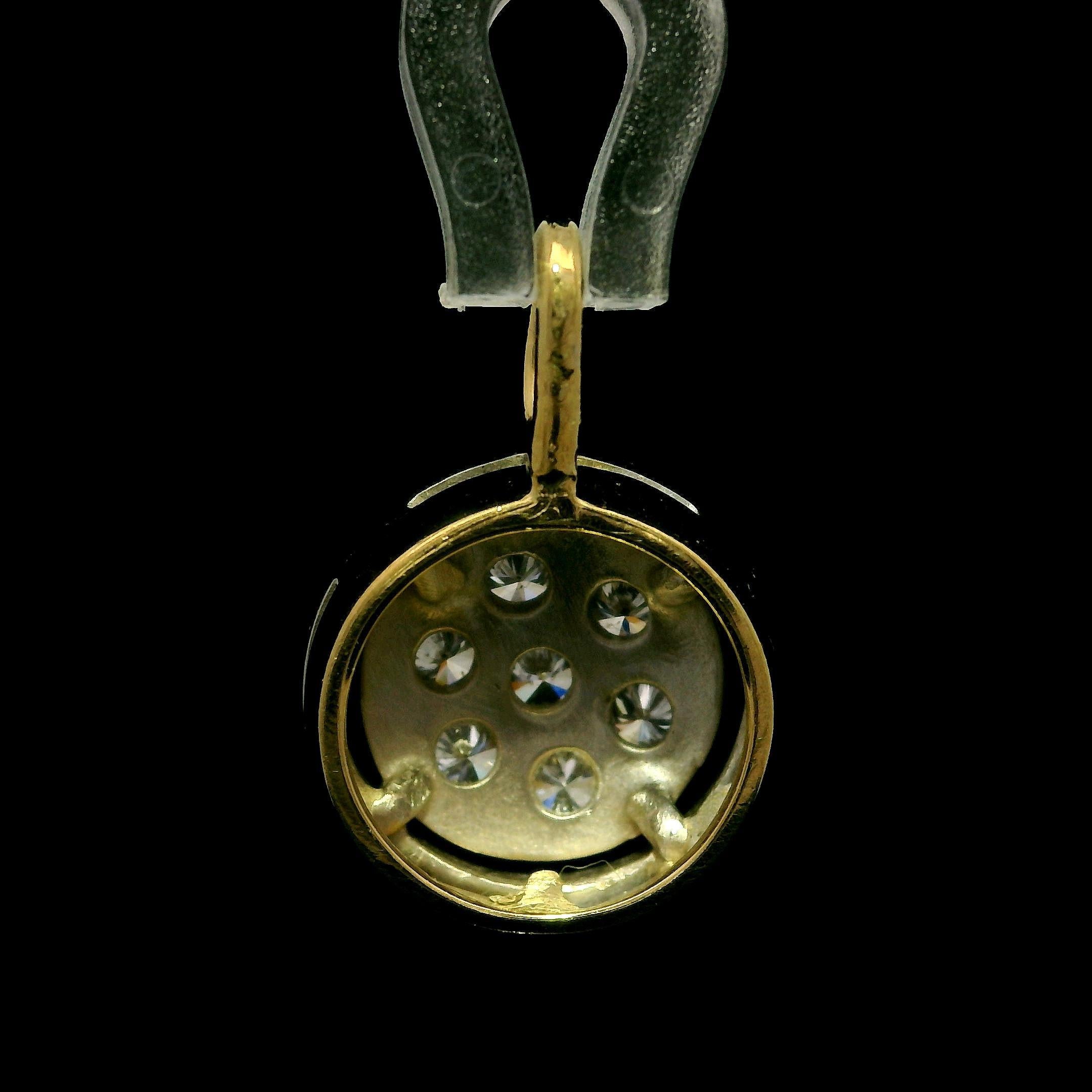 Pendentif breloque vintage en or jaune et blanc 14 carats avec diamants ronds pavés de 0,28 carat en vente 4