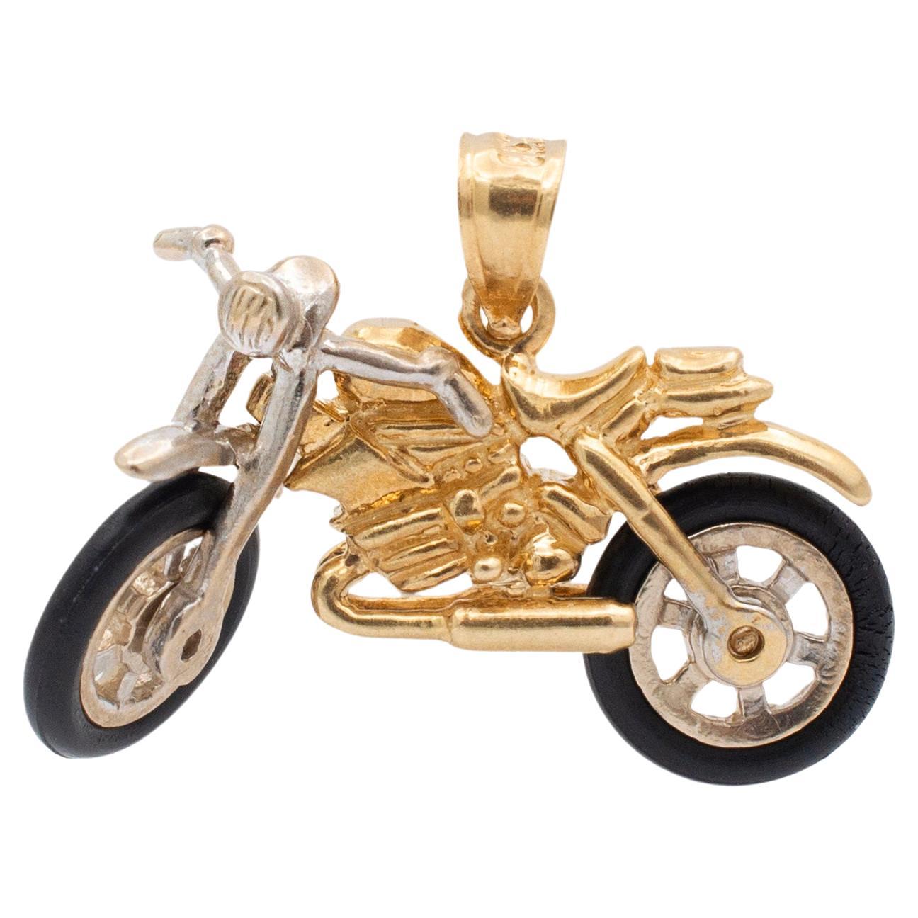 Pendentif de moto vintage en or jaune et blanc 14 carats en vente