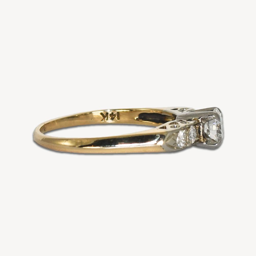 Taille ronde Bague solitaire vintage en or jaune/blanc 14 carats avec diamant 0,56 carat en vente