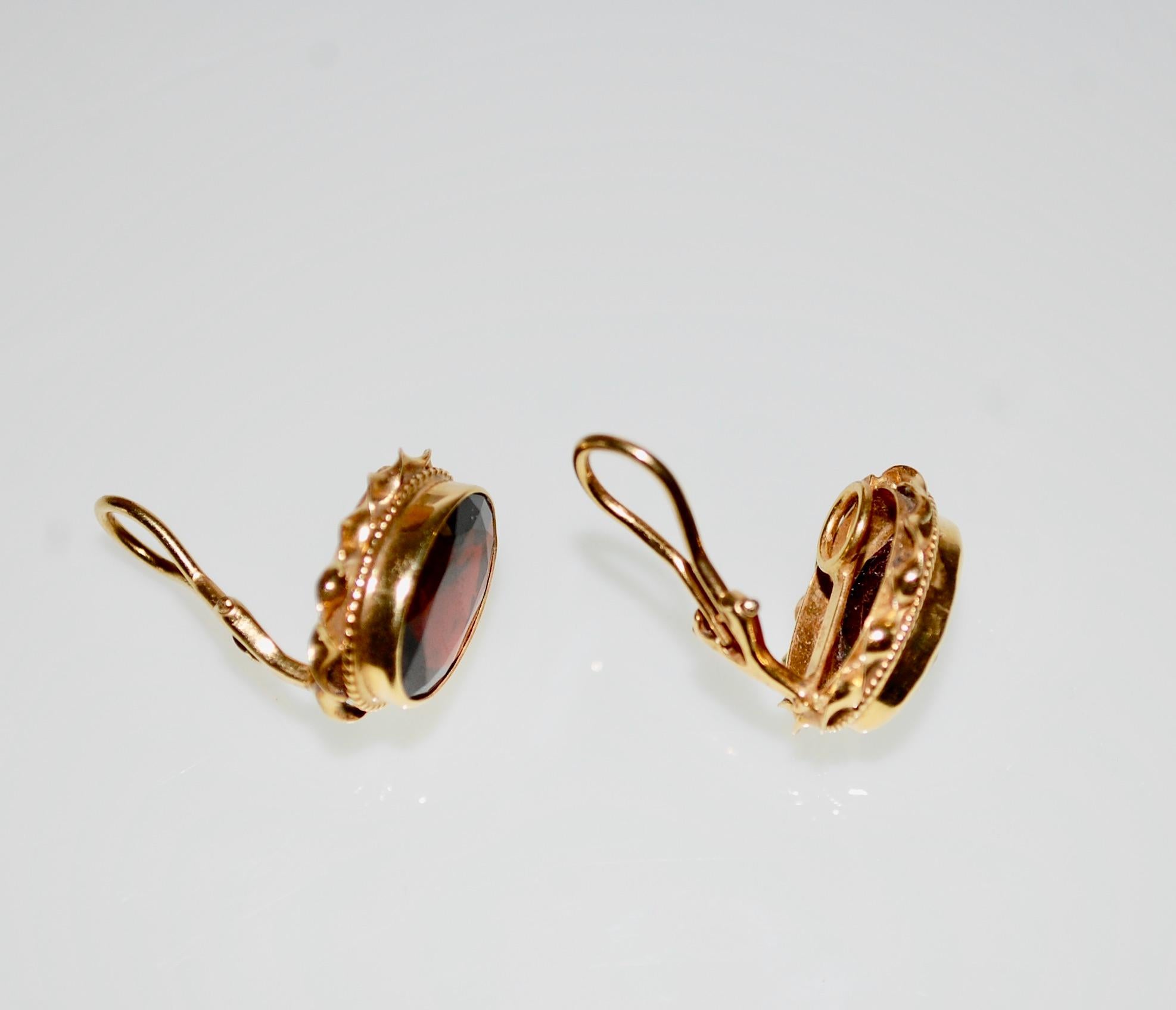 14KG European Large Garnet Clip on Earrings In Excellent Condition In Lake Worth, FL
