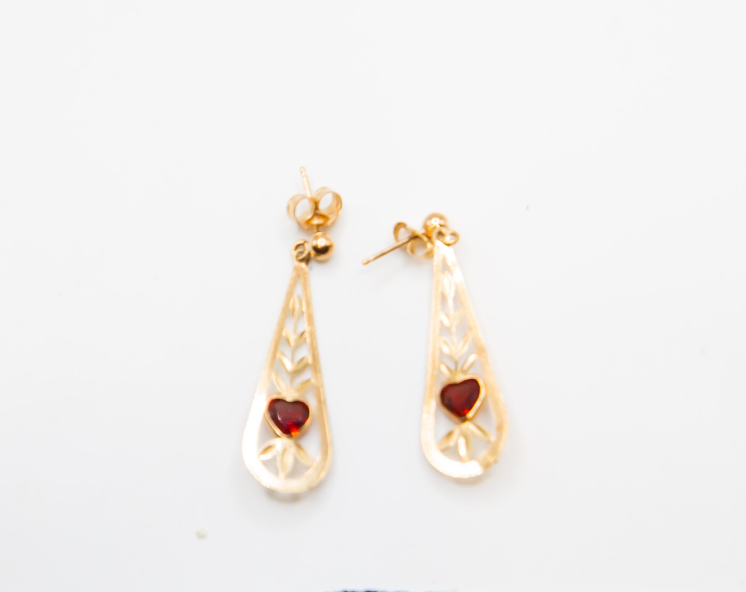 Vintage 14KGold Tropfen Ohrringe mit Granat Herz Steine. Romantisches Filigran-Design (Romantik) im Angebot