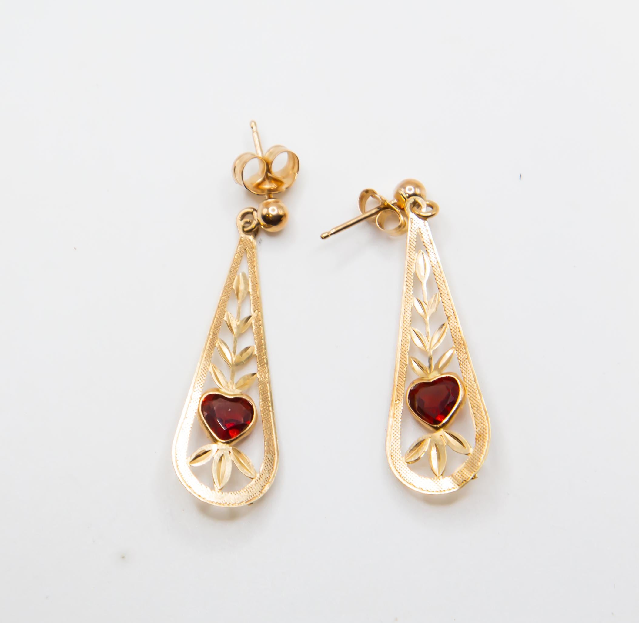 Vintage 14KGold Tropfen Ohrringe mit Granat Herz Steine. Romantisches Filigran-Design im Zustand „Hervorragend“ im Angebot in Jacksonville, FL
